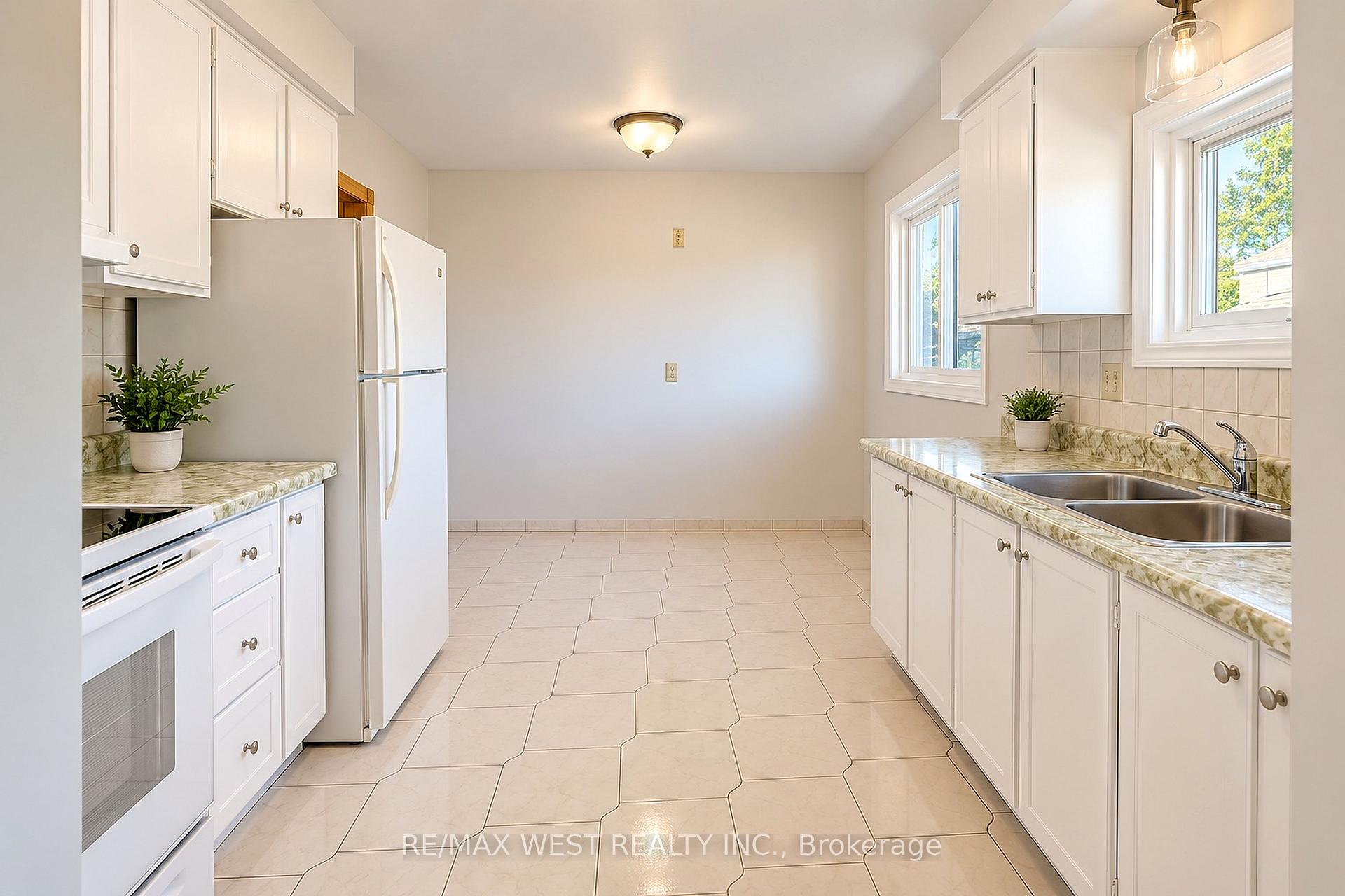 Photo 6 of 34 Glen Castle Drive, Hamilton, Stoney Creek — HOMEH