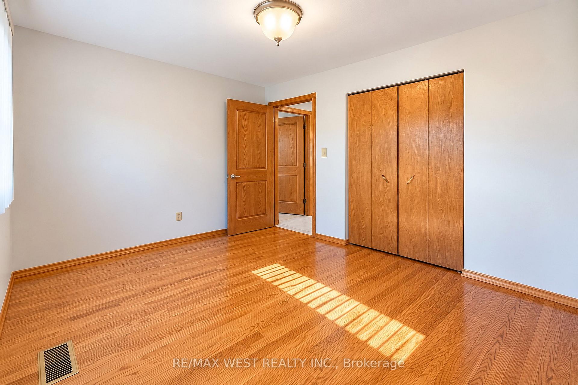 Photo 9 of 34 Glen Castle Drive, Hamilton, Stoney Creek — HOMEH