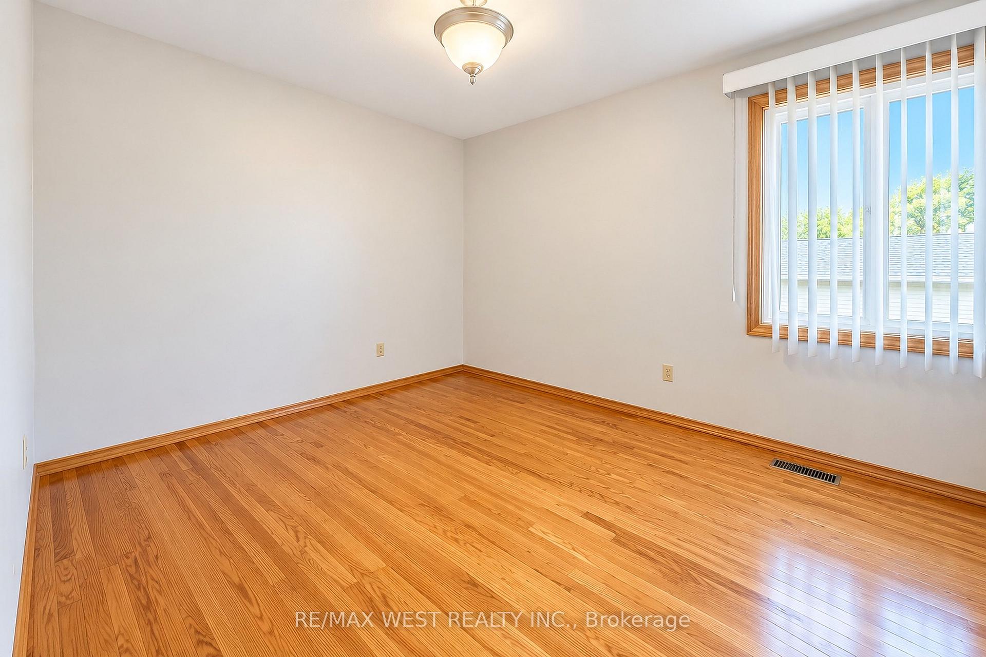 Photo 13 of 34 Glen Castle Drive, Hamilton, Stoney Creek — HOMEH