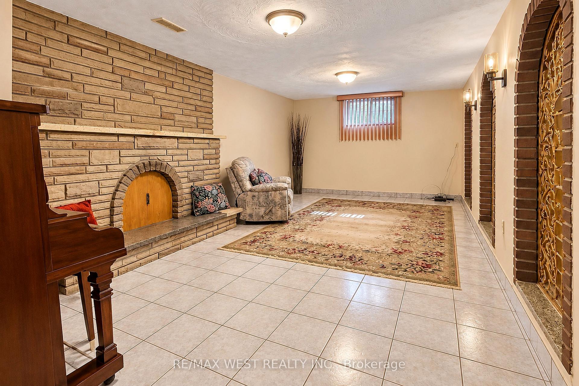Photo 15 of 34 Glen Castle Drive, Hamilton, Stoney Creek — HOMEH