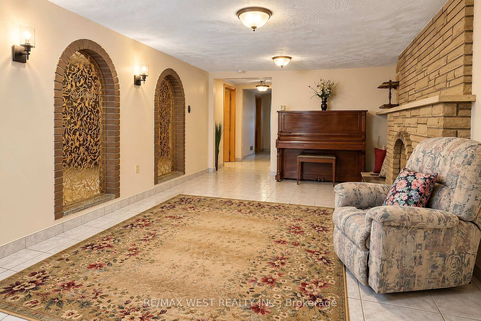 Photo 16 of 34 Glen Castle Drive, Hamilton, Stoney Creek — HOMEH