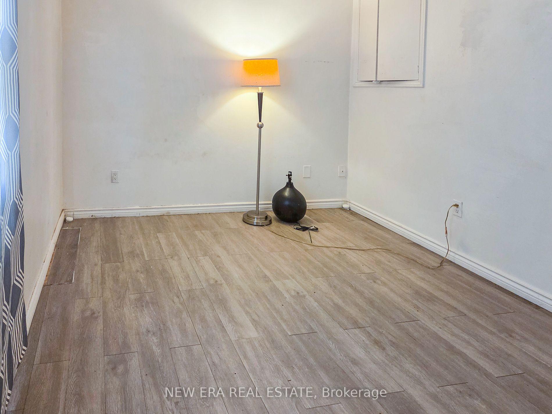 Photo 12 of 212 Niagara Street, St. Catharines, Facer — HOMEH