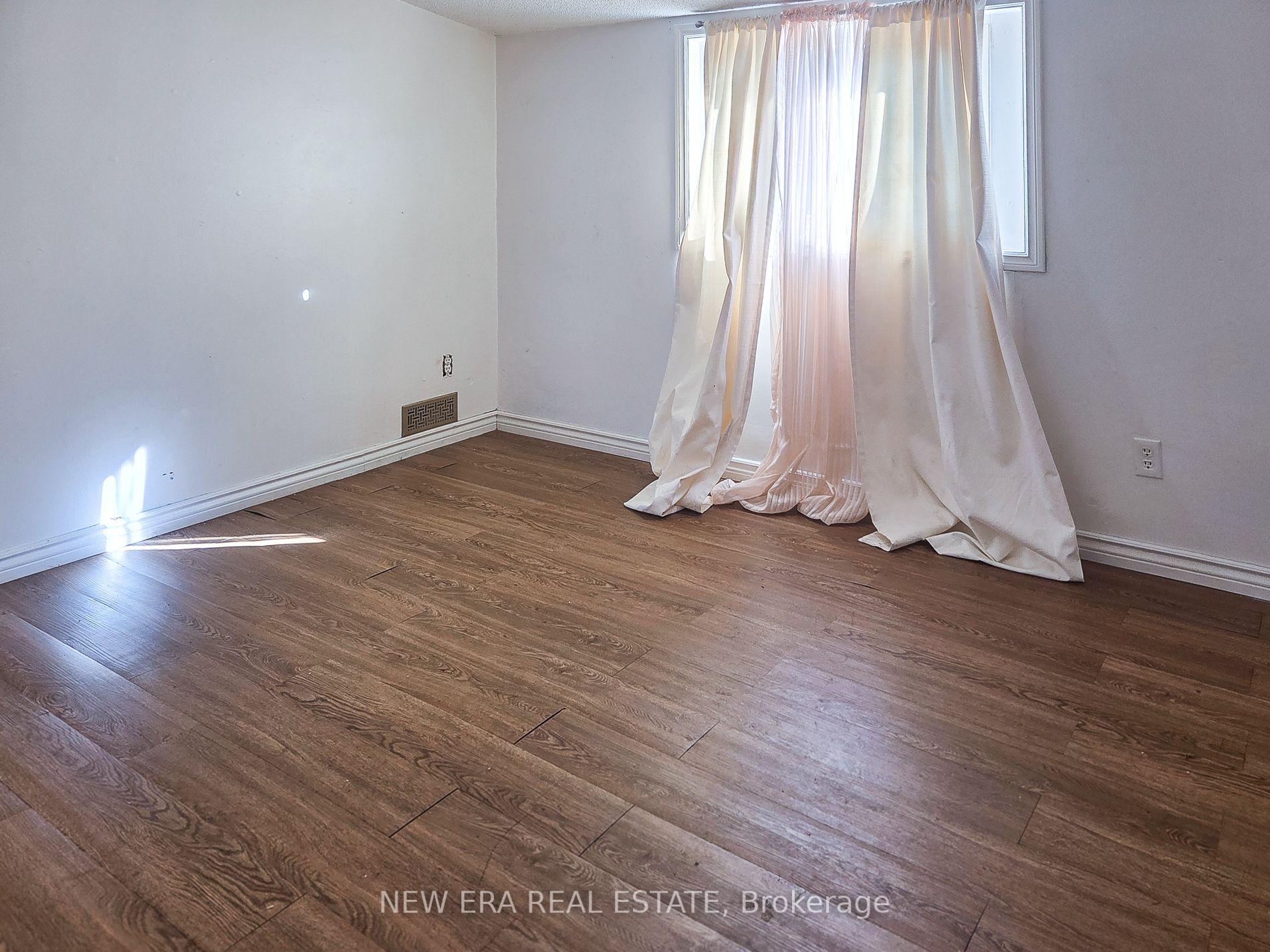Photo 23 of 212 Niagara Street, St. Catharines, Facer — HOMEH