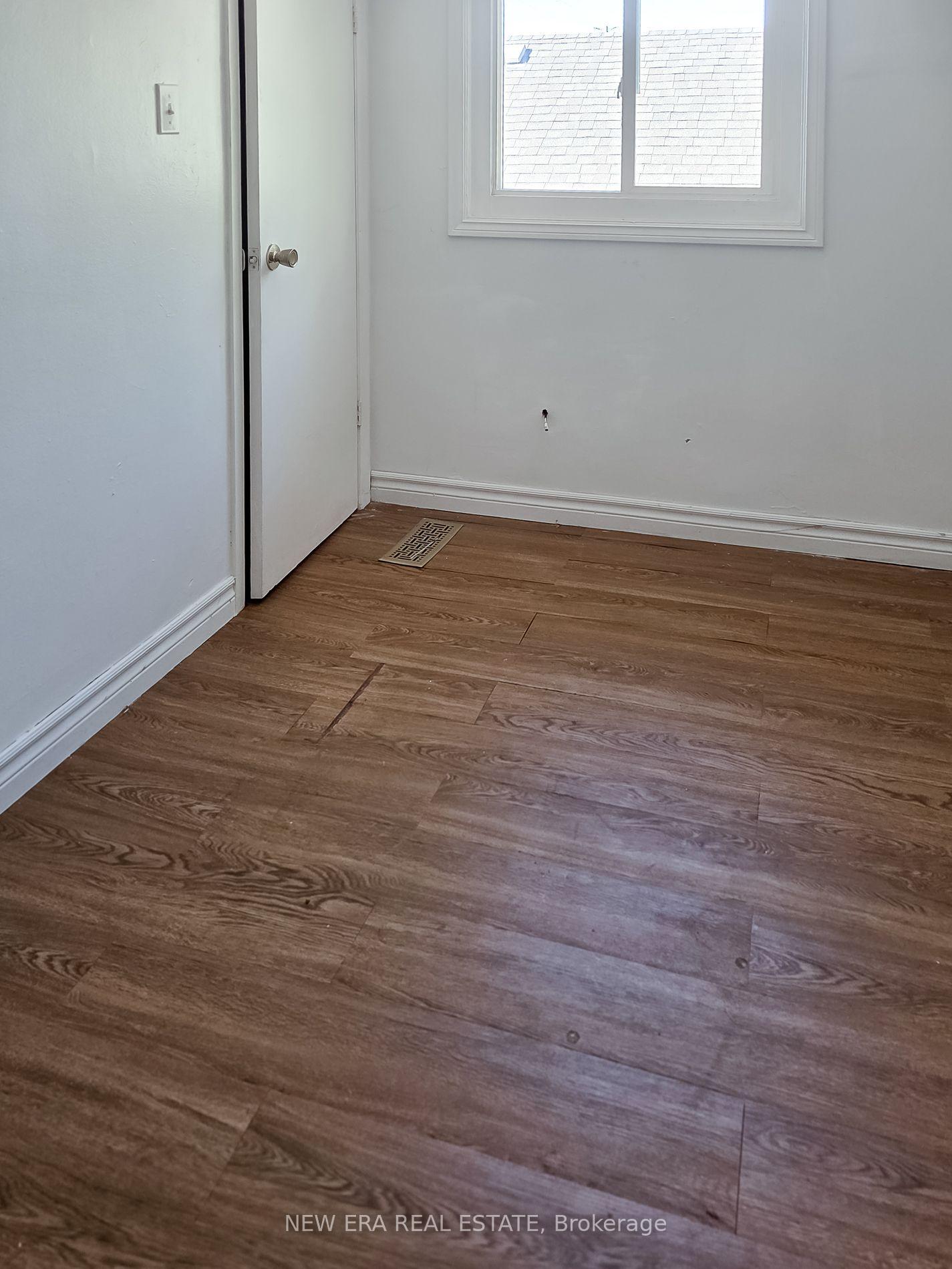 Photo 24 of 212 Niagara Street, St. Catharines, Facer — HOMEH