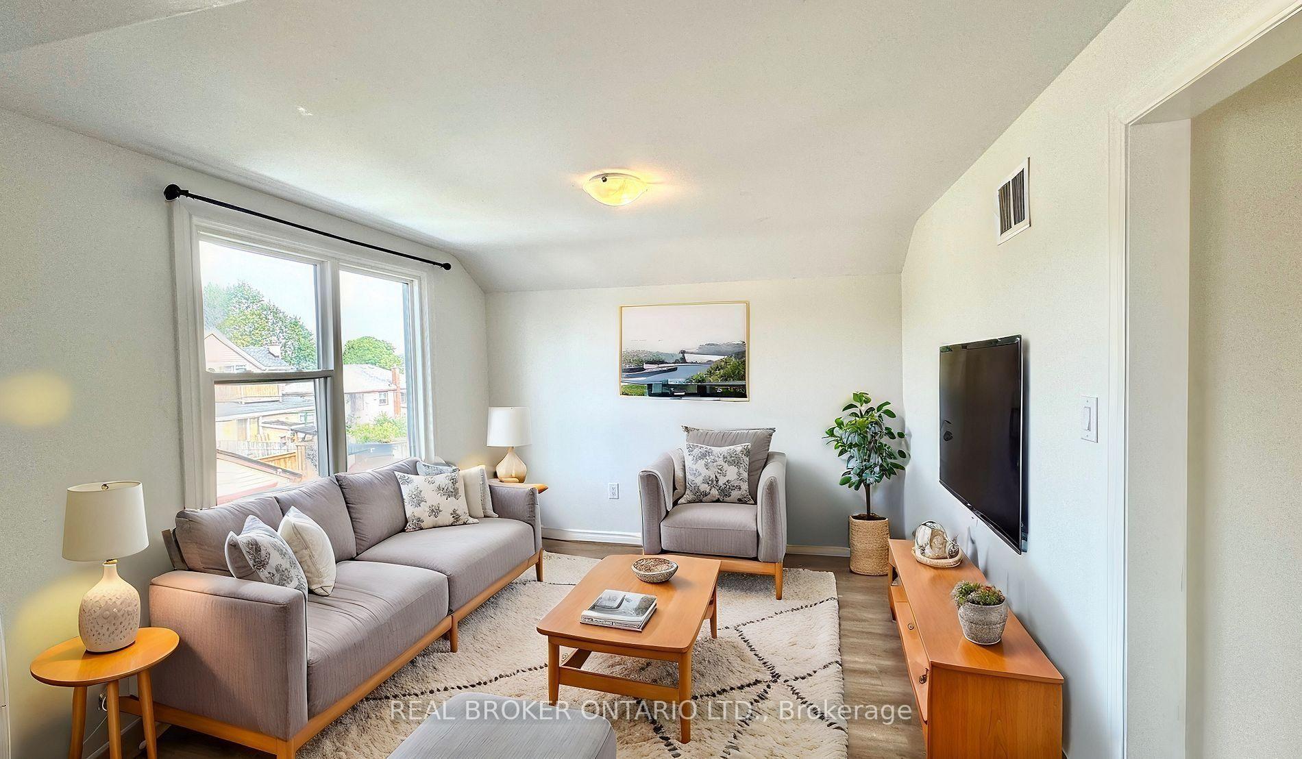 Photo of Unit Upper, 301 Wallace Ave S