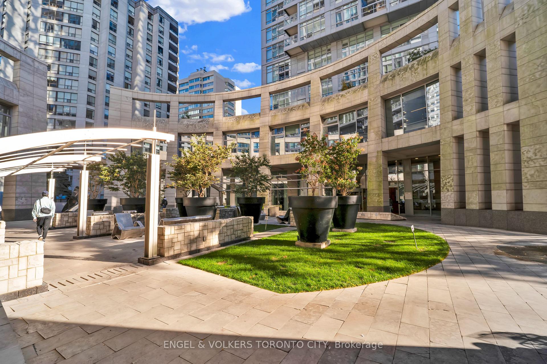 Photo 3 of Unit 3402, 2181 Yonge Street, Toronto, Mount Pleasant West — HOMEH