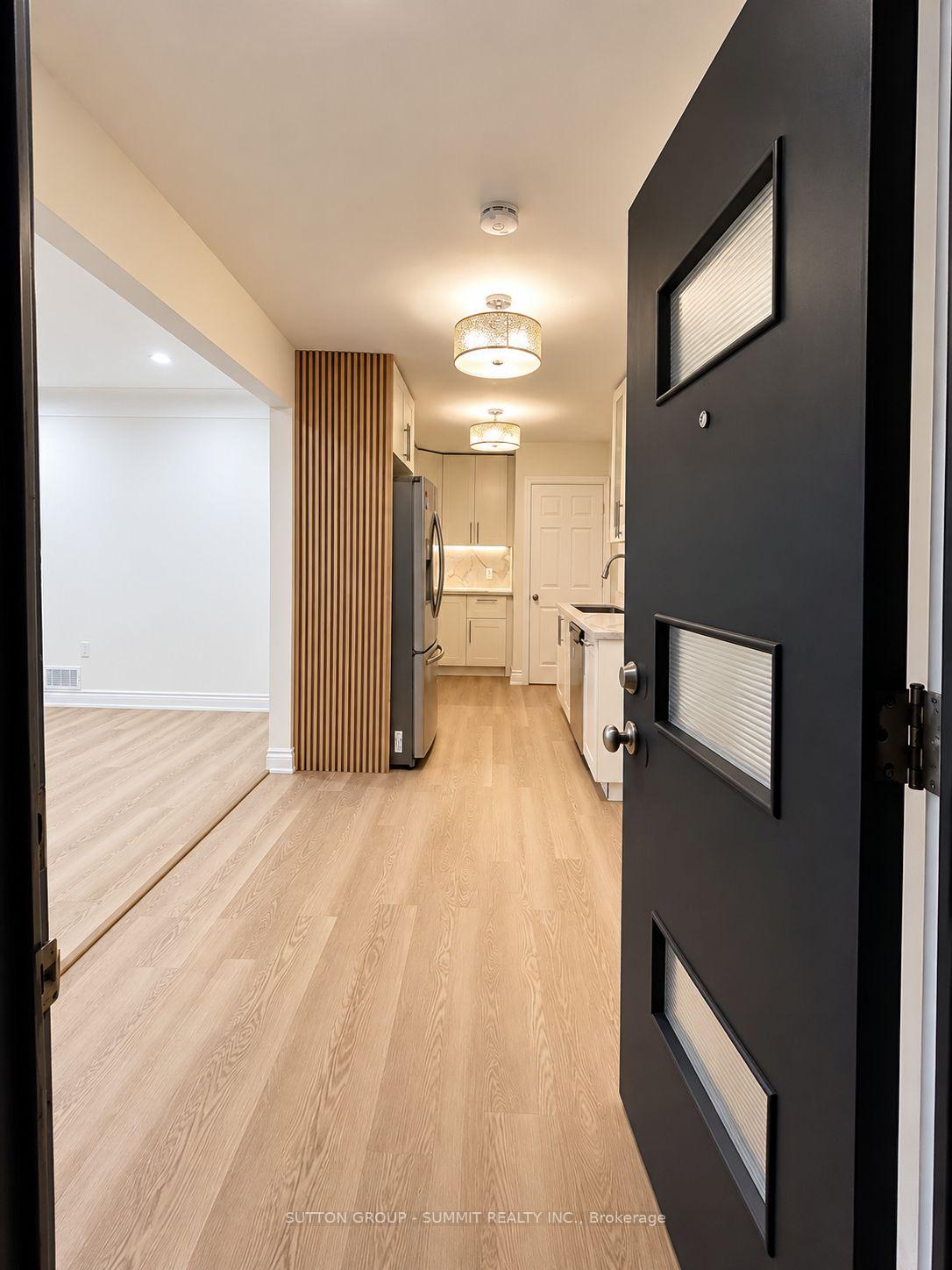 Photo 2 of 9 Grenadier Drive, Hamilton, Huntington — HOMEH