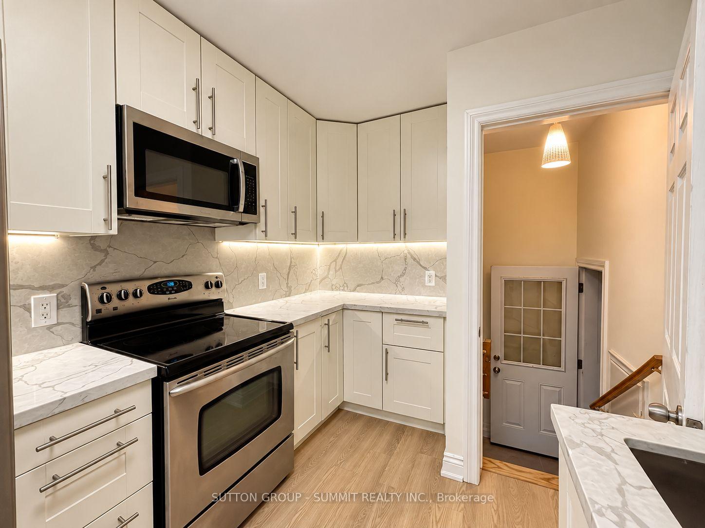Photo 3 of 9 Grenadier Drive, Hamilton, Huntington — HOMEH