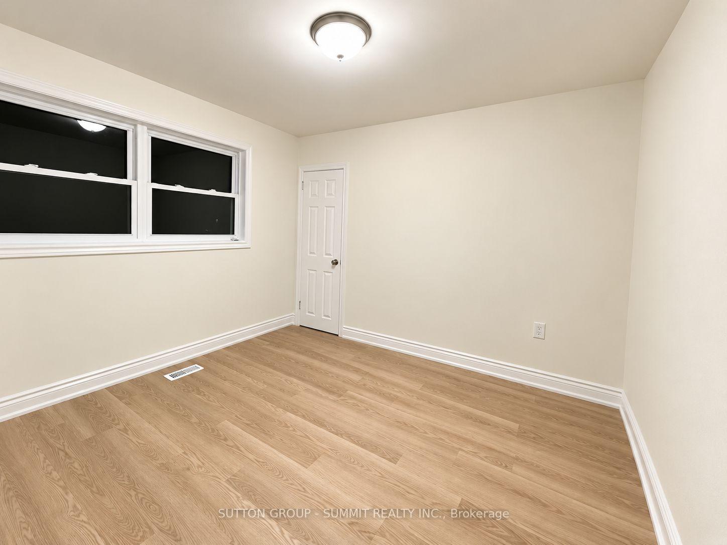 Photo 5 of 9 Grenadier Drive, Hamilton, Huntington — HOMEH