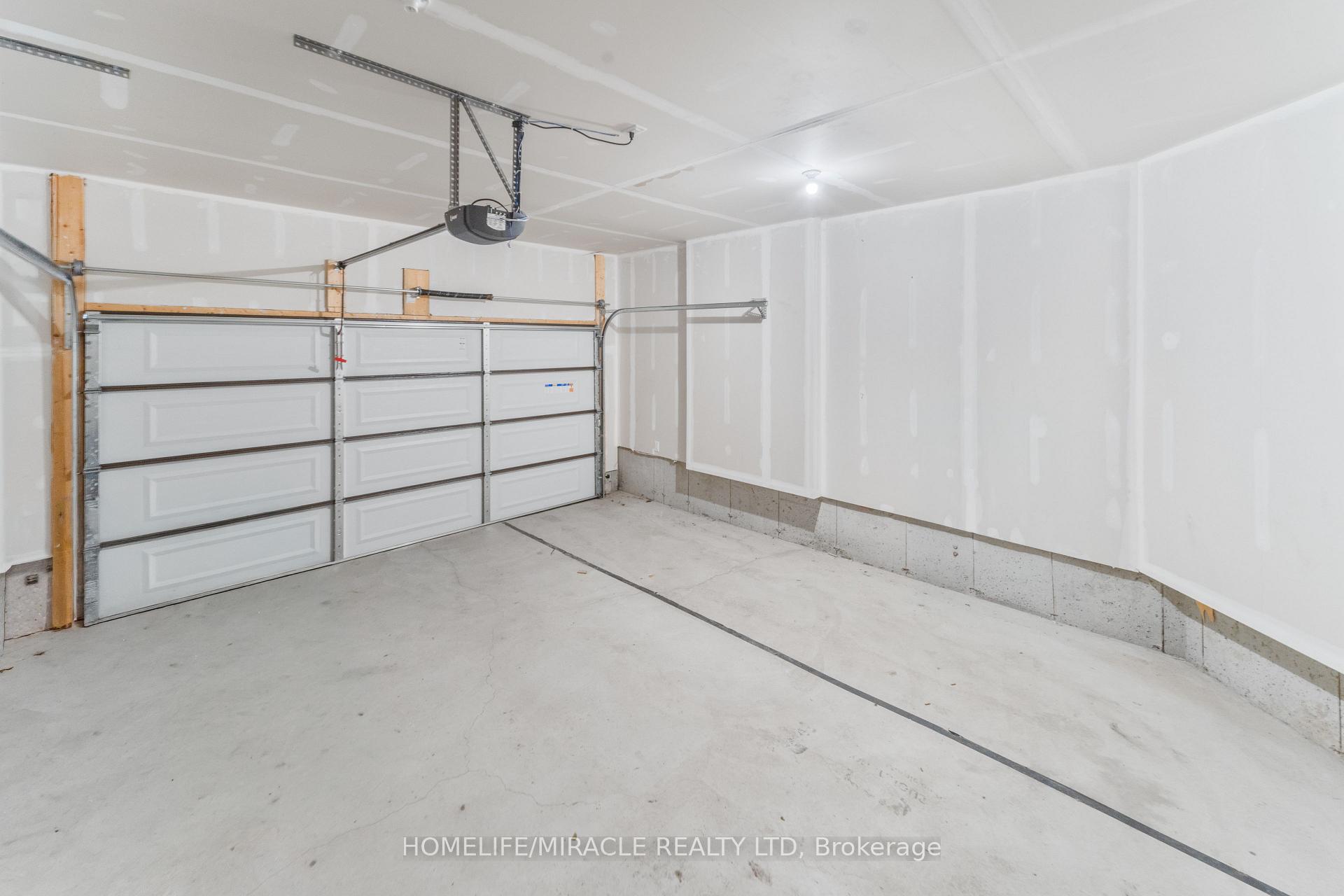 Photo 32 of 53 Robertson Drive, Stratford — HOMEH