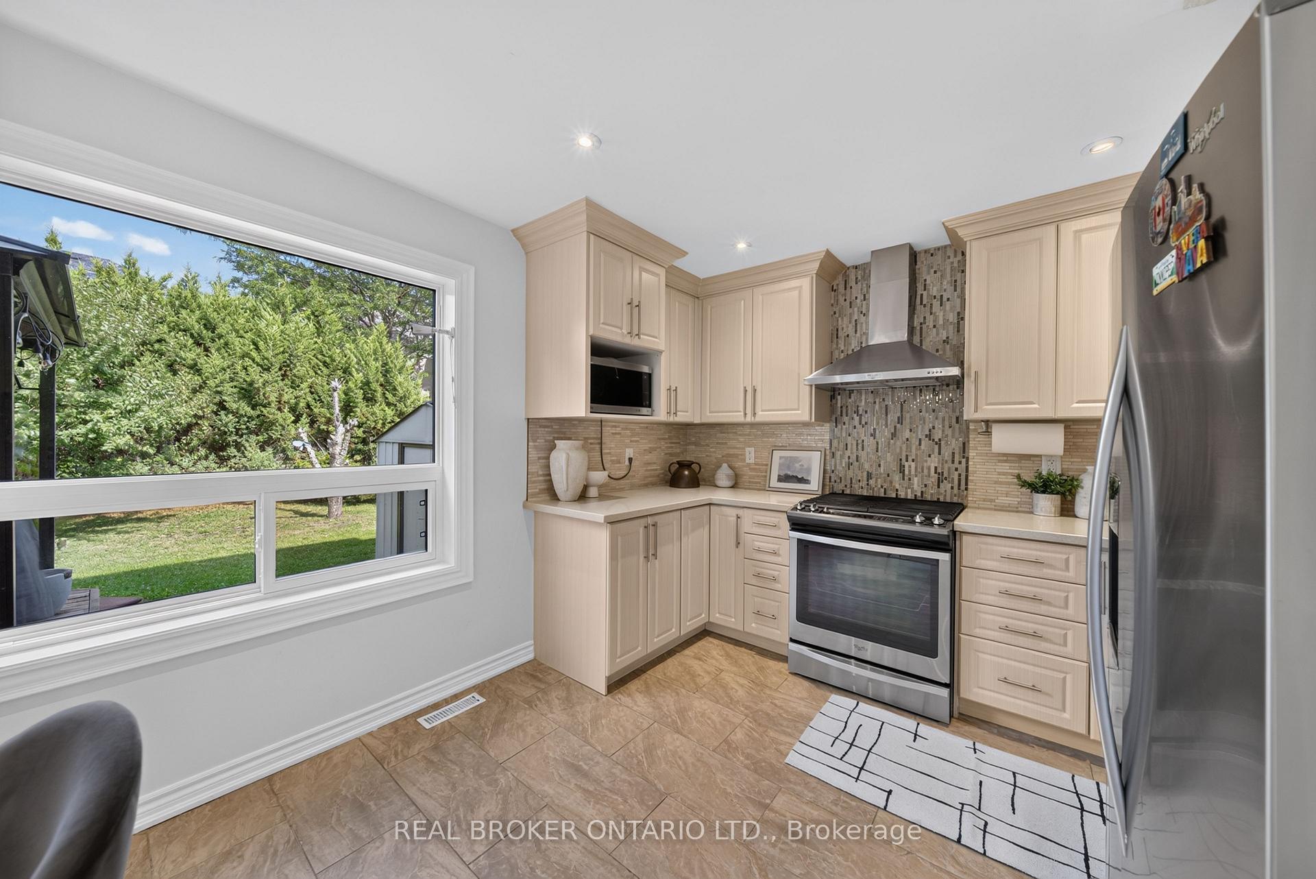 Photo 7 of 63 Eric Clarke Drive, Whitby, Rolling Acres — HOMEH