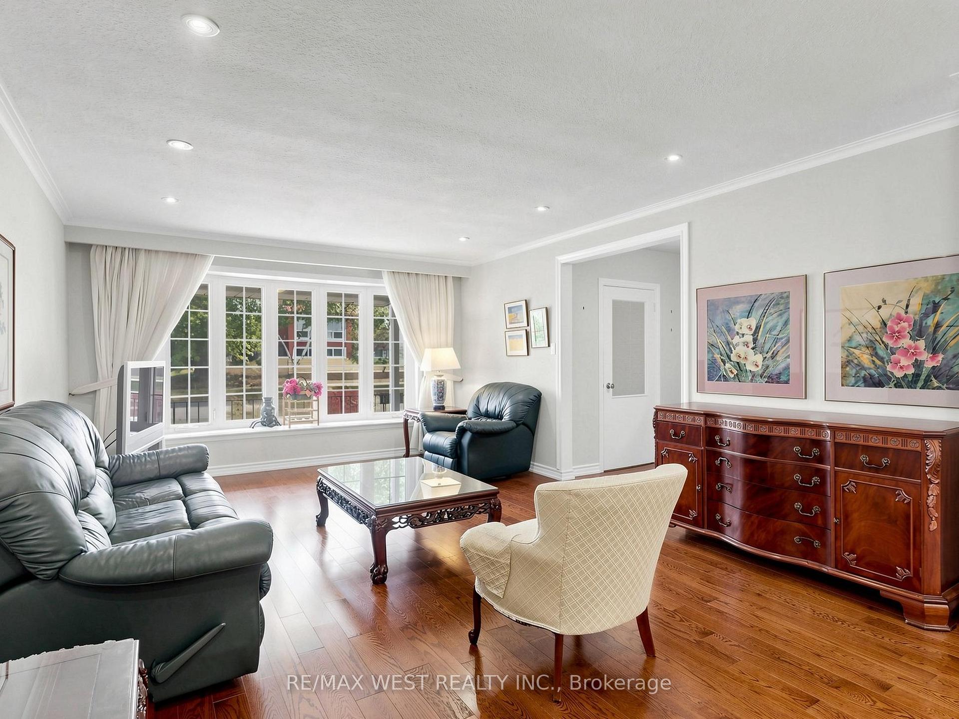 Photo 3 of 41 Burnview Crescent, Scarborough, Woburn — HOMEH