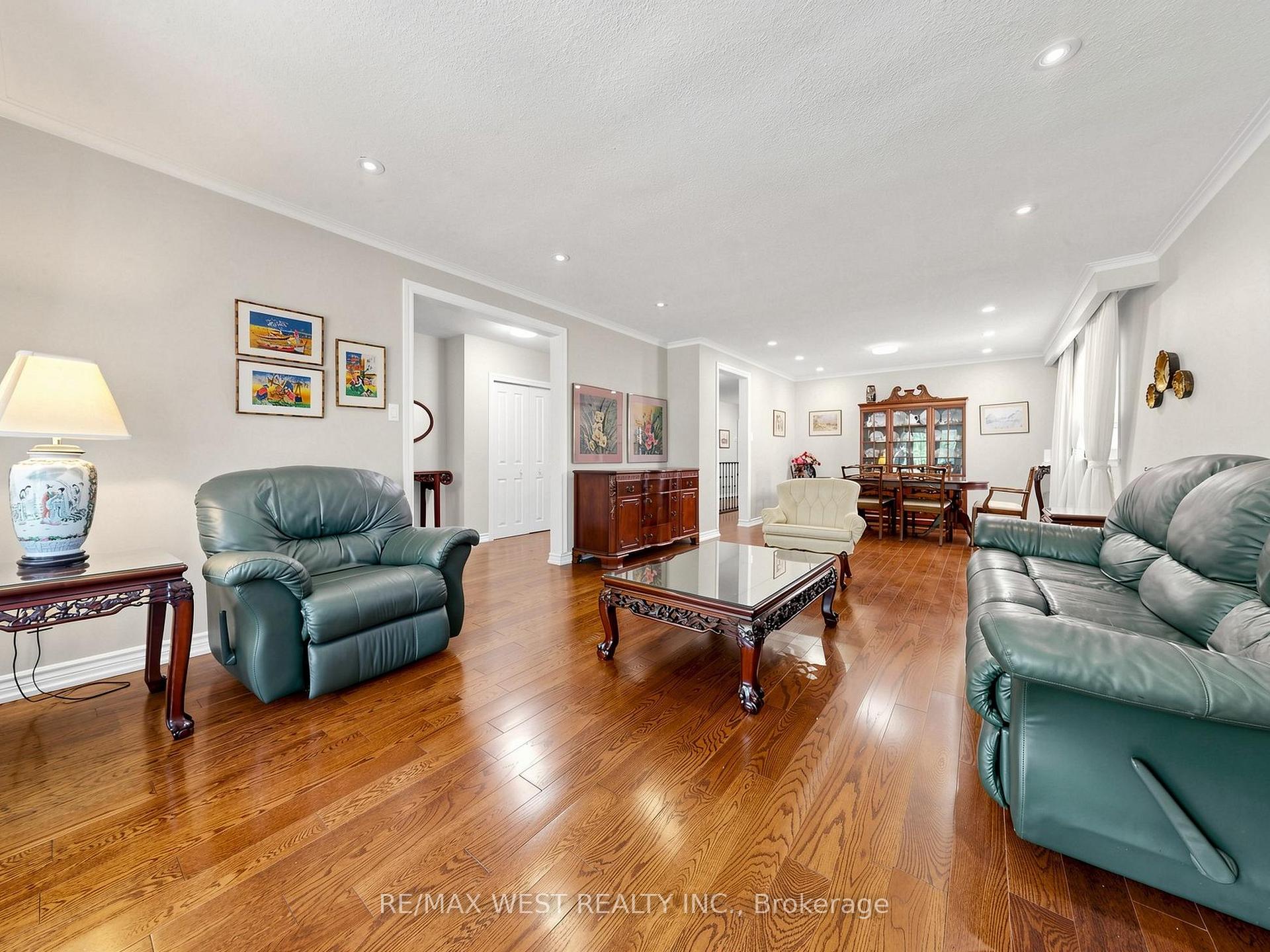 Photo 5 of 41 Burnview Crescent, Scarborough, Woburn — HOMEH