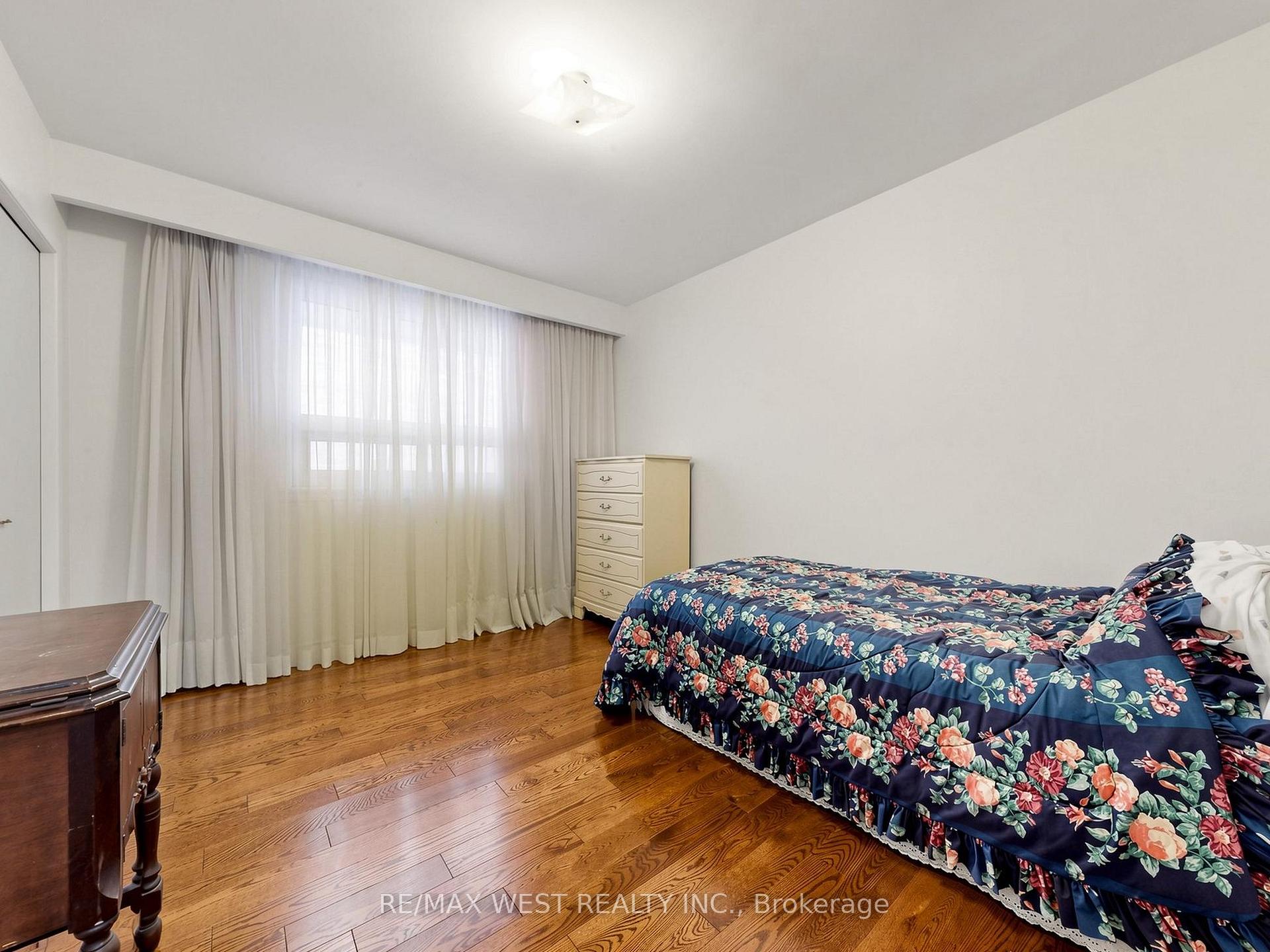 Photo 12 of 41 Burnview Crescent, Scarborough, Woburn — HOMEH