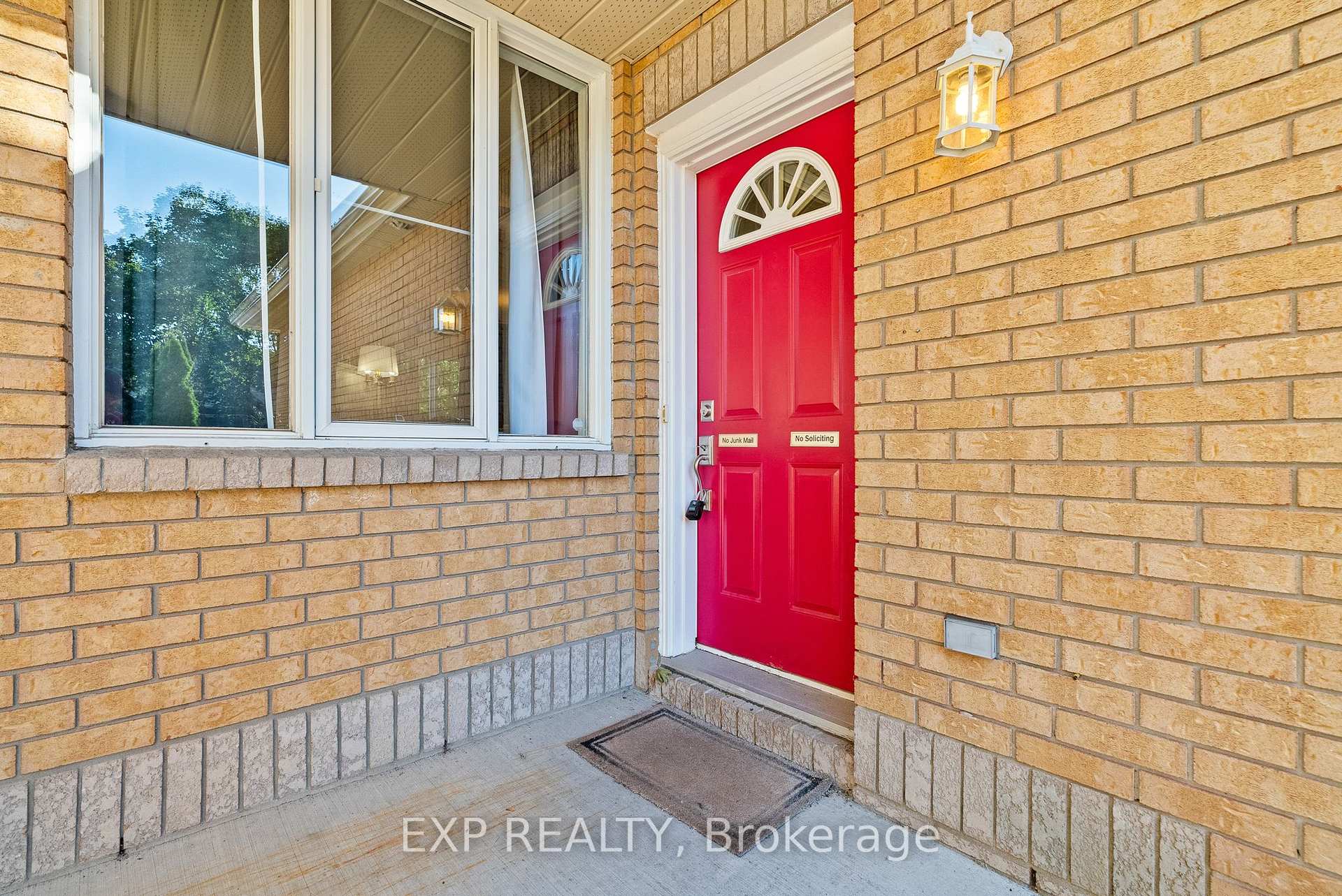 Photo 3 of 534 Lawler Crescent, Ottawa, Chatelaine Village — HOMEH