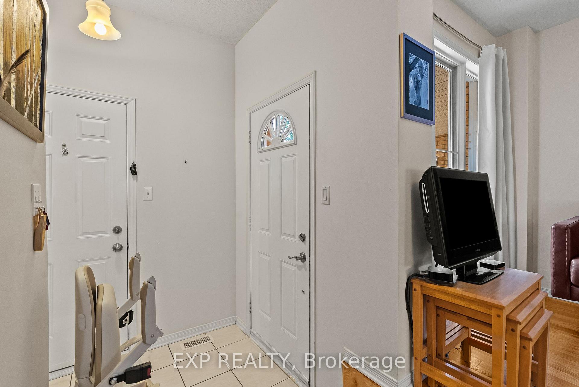 Photo 4 of 534 Lawler Crescent, Ottawa, Chatelaine Village — HOMEH