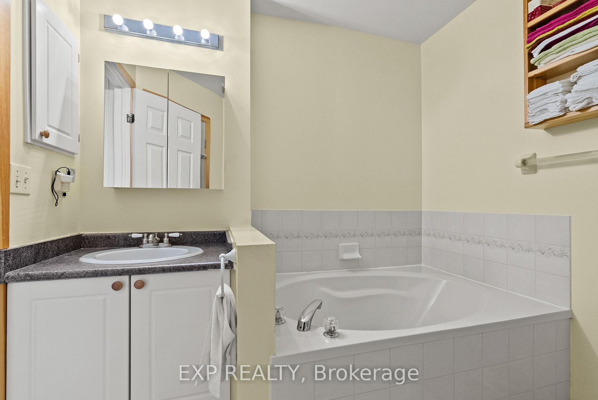 Photo 27 of 534 Lawler Crescent, Ottawa, Chatelaine Village — HOMEH