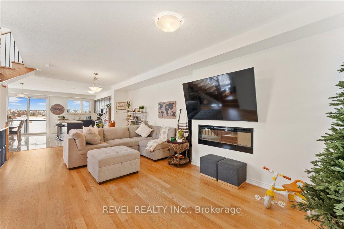 Photo 4 of 25 Lake Trail Way, Whitby, Brooklin — HOMEH