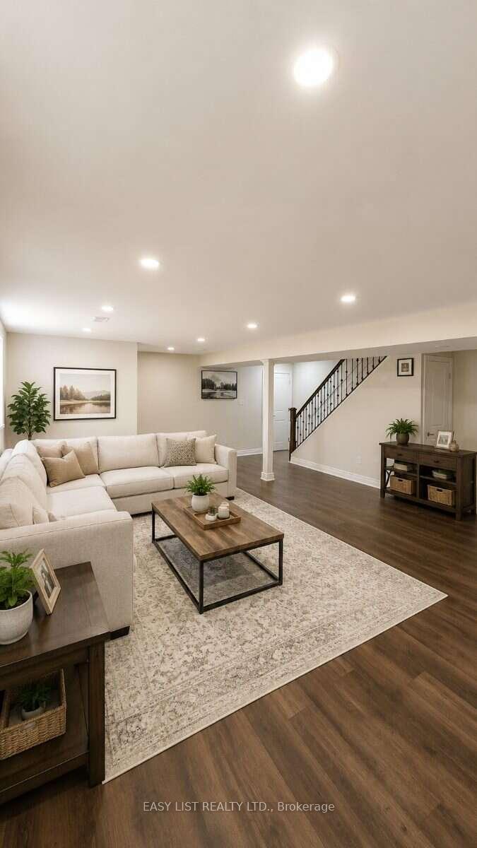 Photo 37 of 103 Fifefield Drive, Vaughan, Maple — HOMEH