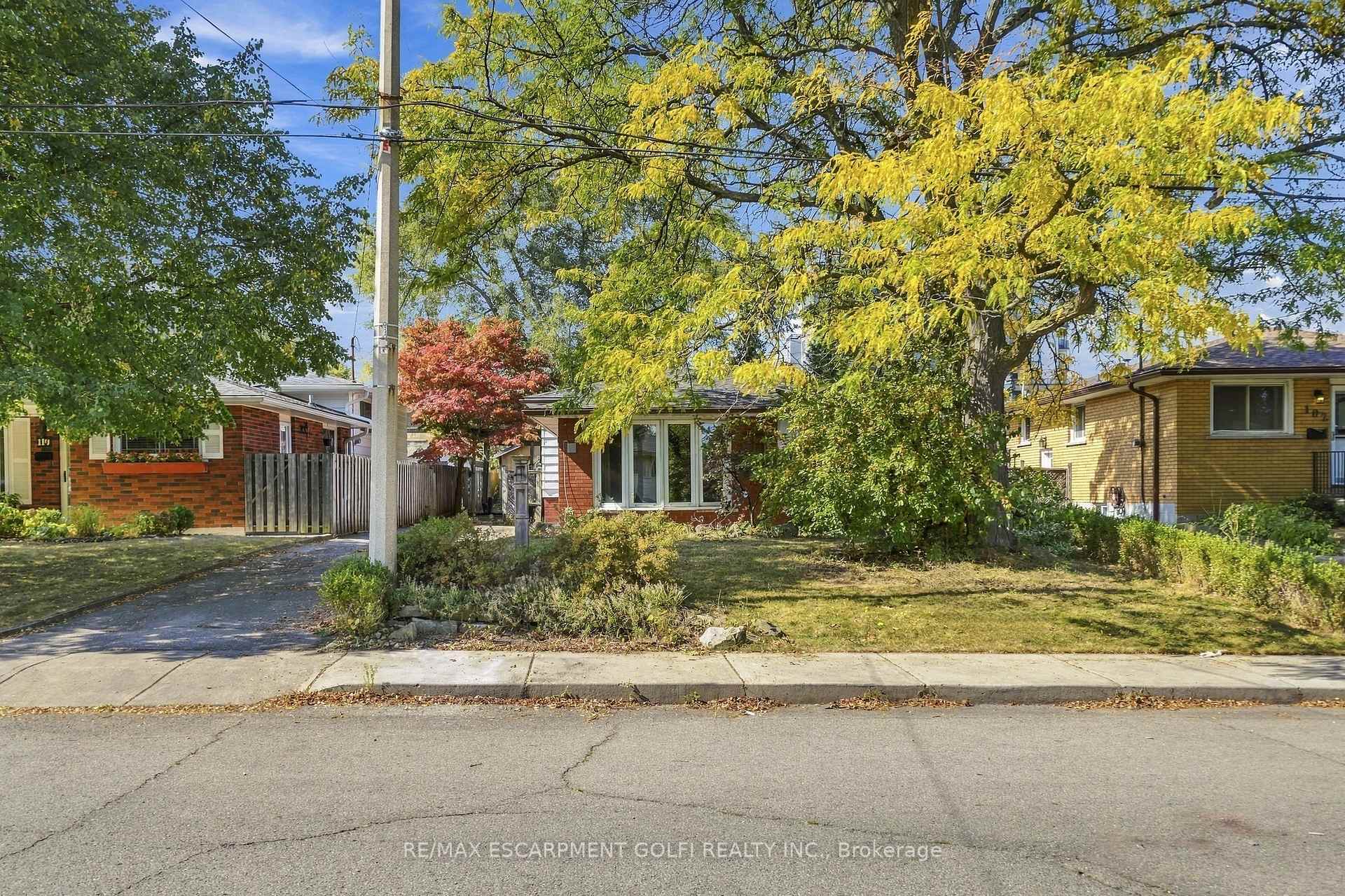 Photo 2 of 106 Victor Boulevard, Hamilton, Greeningdon — HOMEH