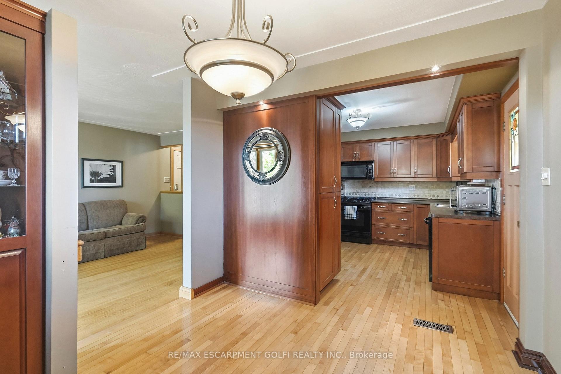 Photo 7 of 106 Victor Boulevard, Hamilton, Greeningdon — HOMEH