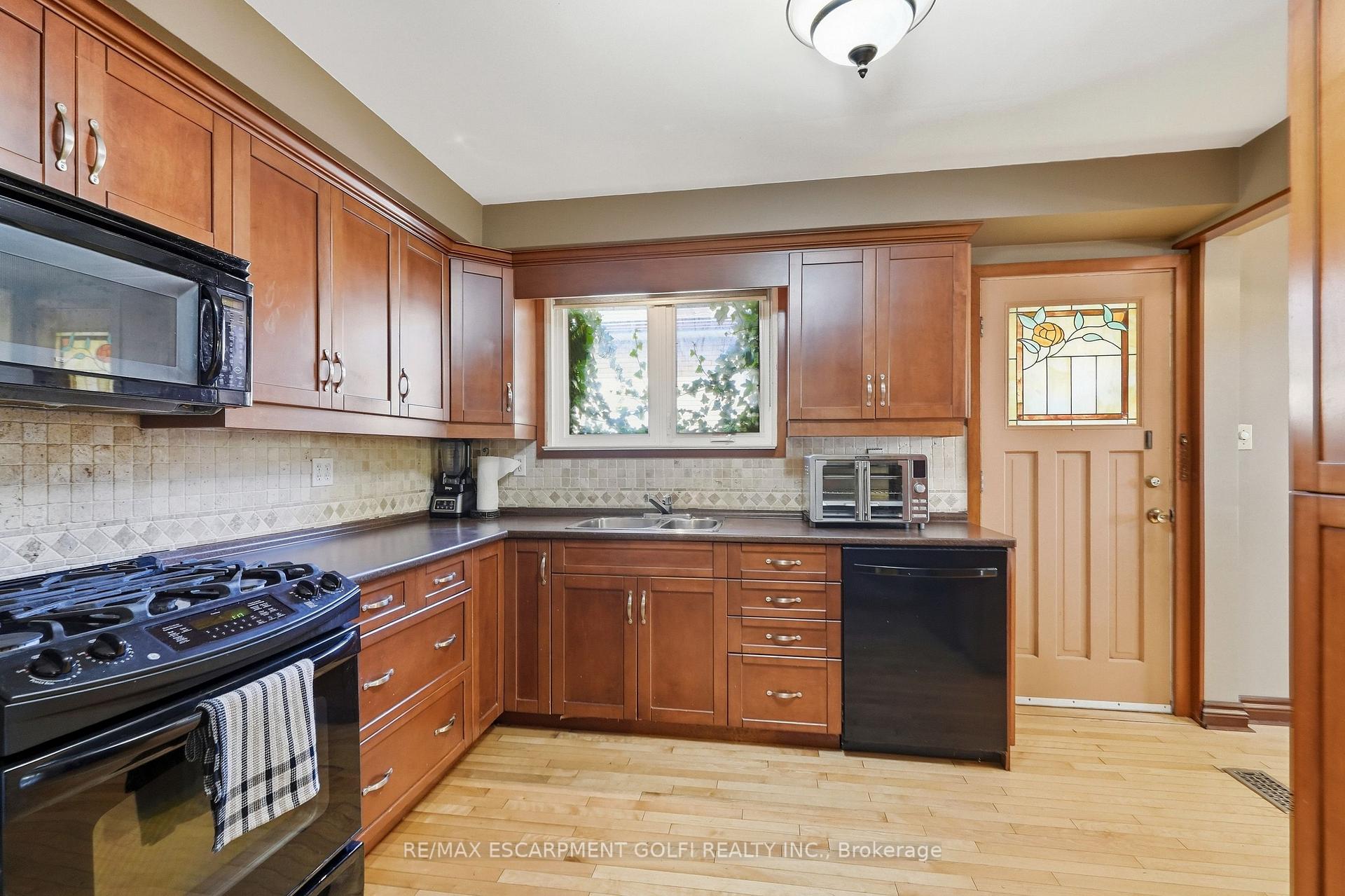 Photo 10 of 106 Victor Boulevard, Hamilton, Greeningdon — HOMEH