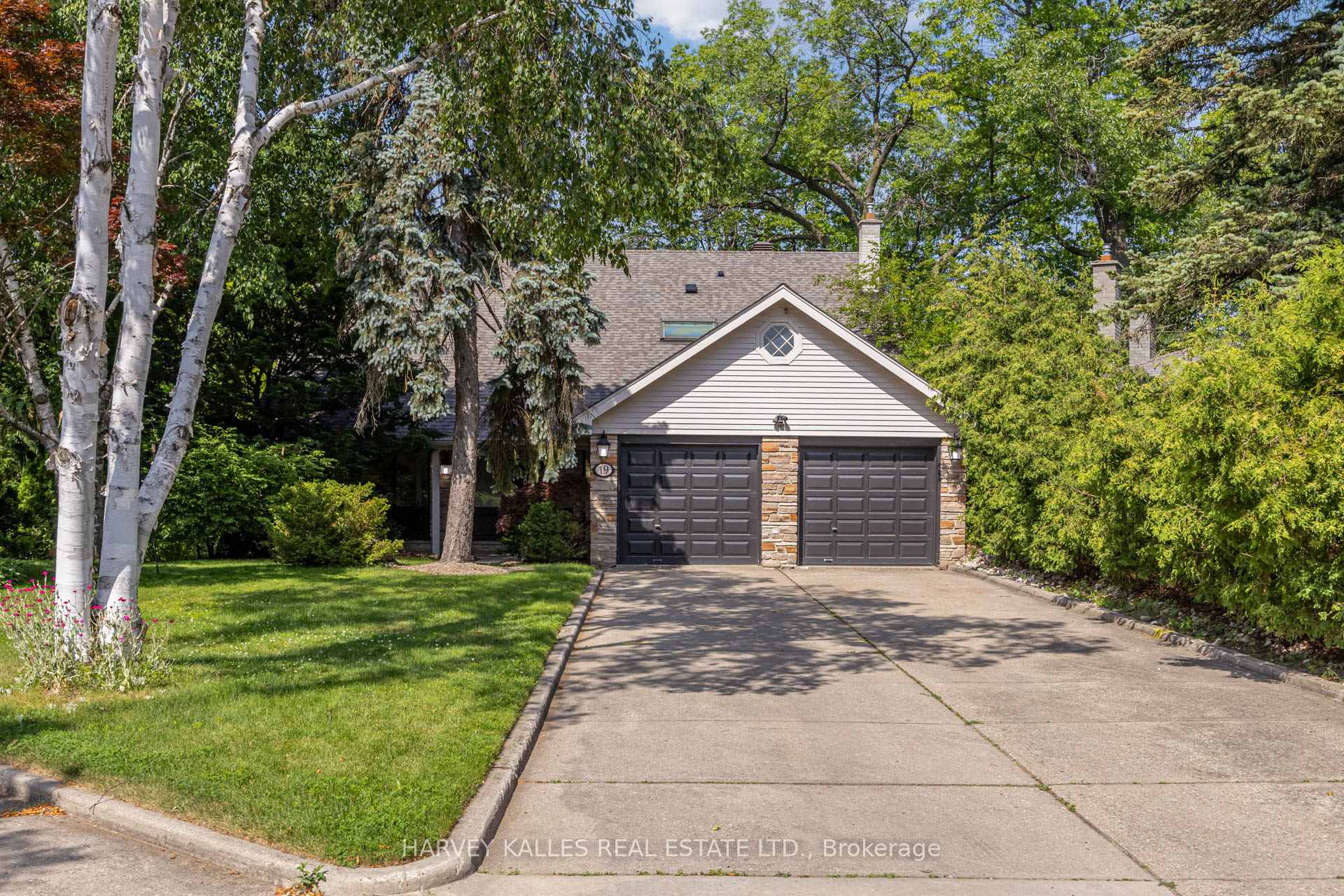 Photo 2 of 19 Ridgegate Crescent, Etobicoke, Stonegate-Queensway — HOMEH