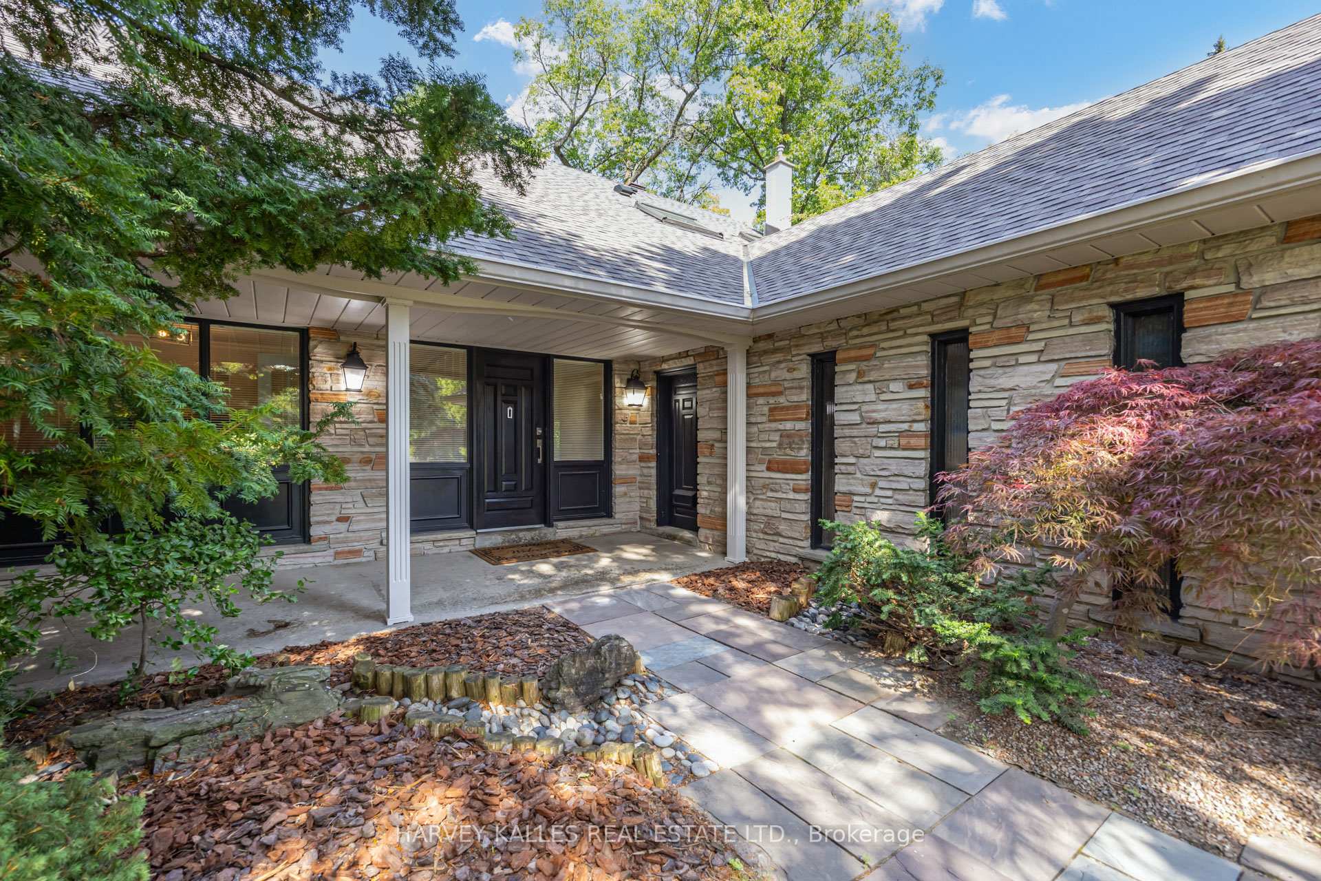Photo 3 of 19 Ridgegate Crescent, Etobicoke, Stonegate-Queensway — HOMEH