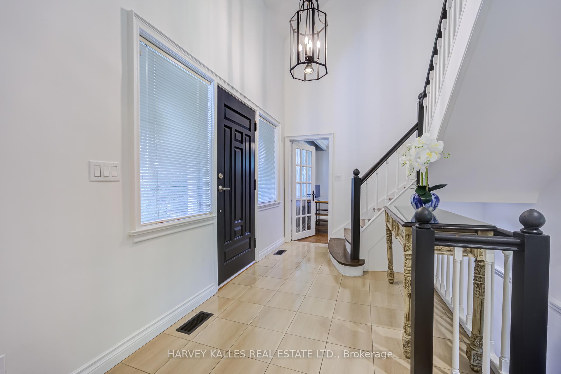 Photo 4 of 19 Ridgegate Crescent, Etobicoke, Stonegate-Queensway — HOMEH