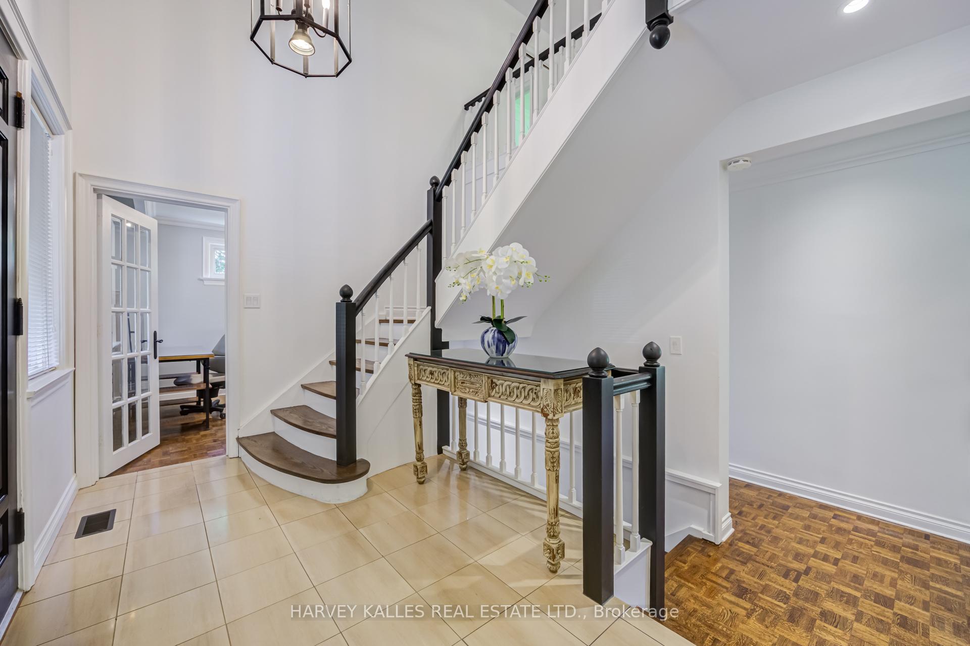 Photo 5 of 19 Ridgegate Crescent, Etobicoke, Stonegate-Queensway — HOMEH