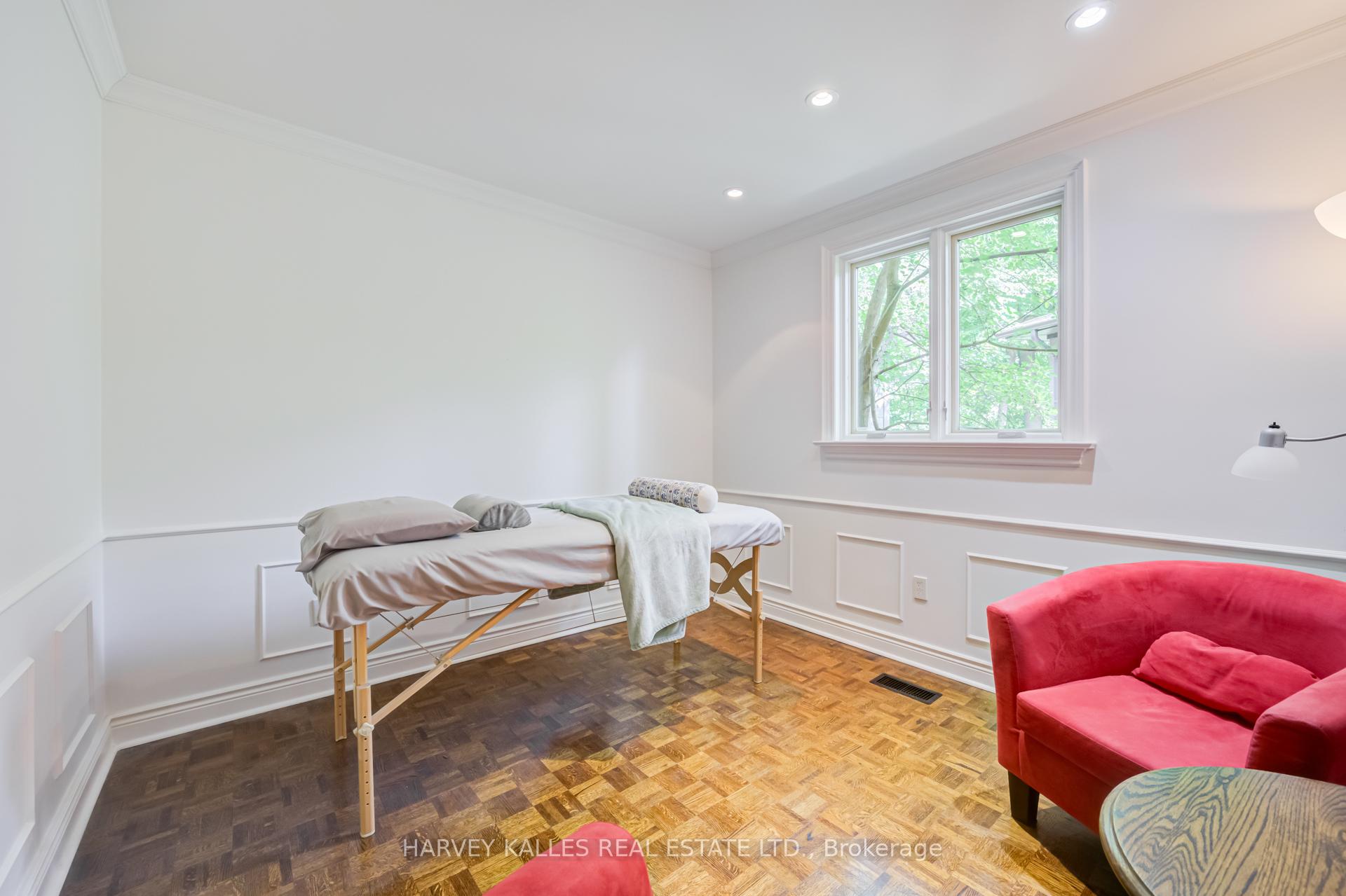 Photo 8 of 19 Ridgegate Crescent, Etobicoke, Stonegate-Queensway — HOMEH