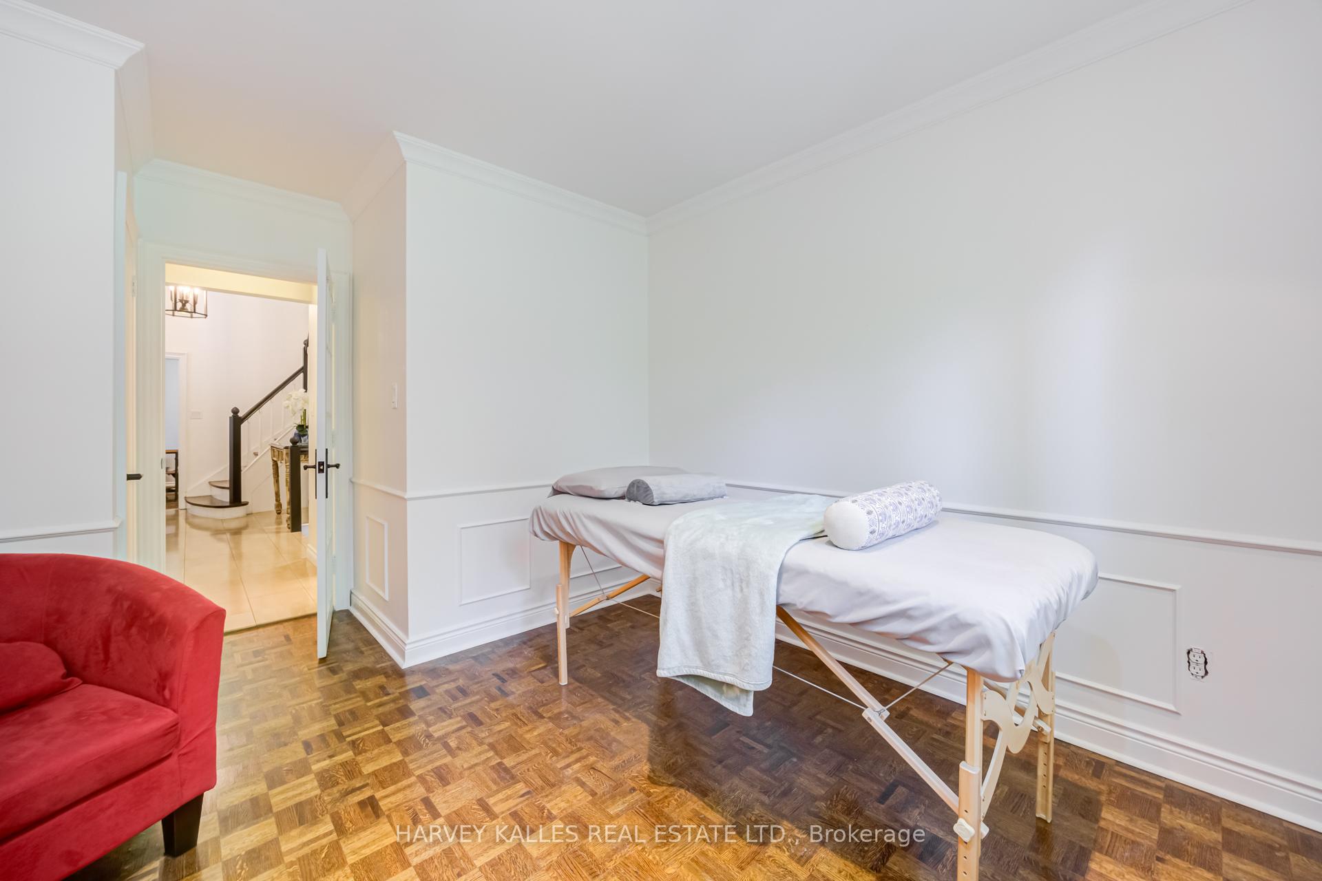 Photo 9 of 19 Ridgegate Crescent, Etobicoke, Stonegate-Queensway — HOMEH