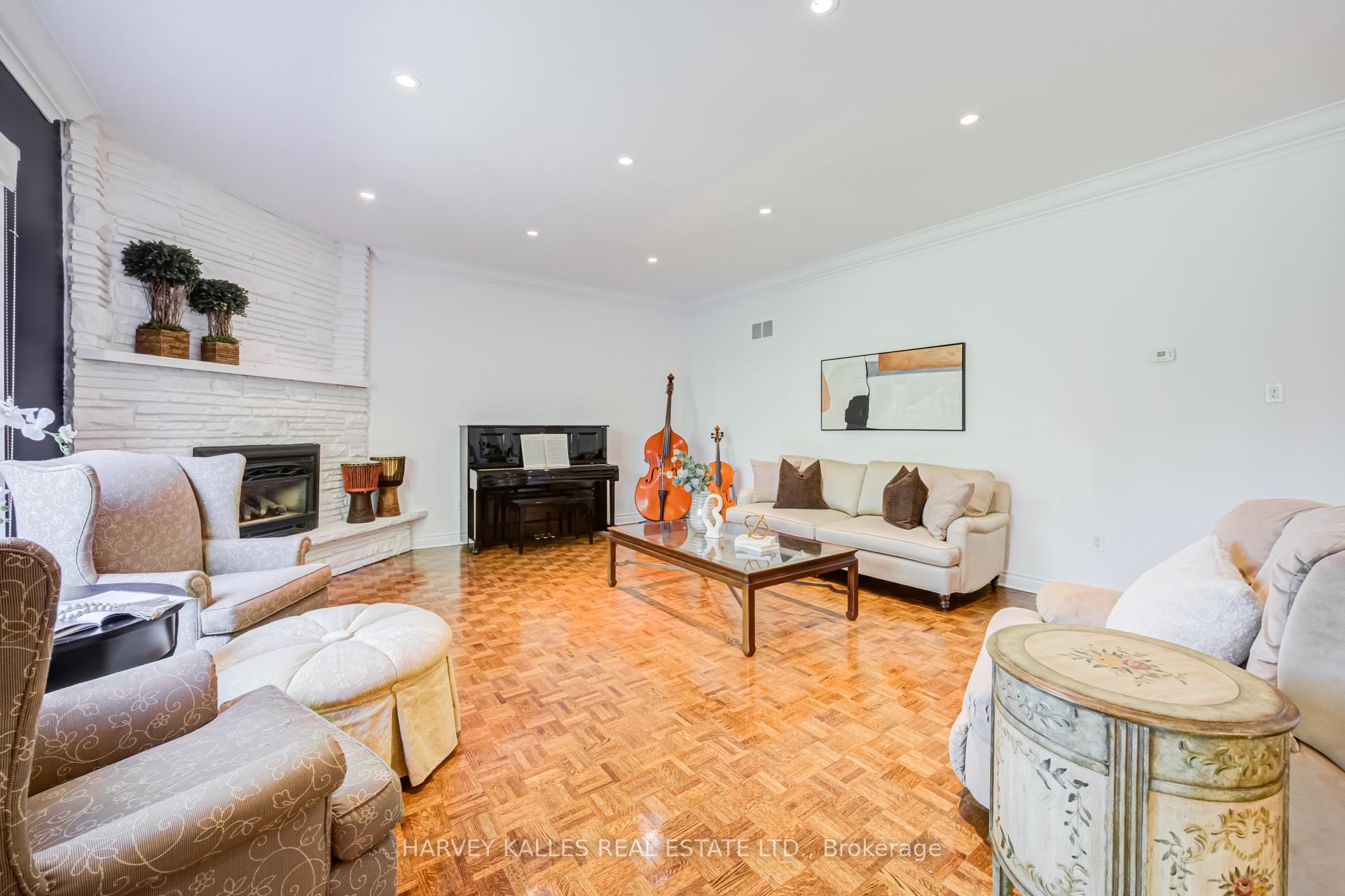 Photo 11 of 19 Ridgegate Crescent, Etobicoke, Stonegate-Queensway — HOMEH
