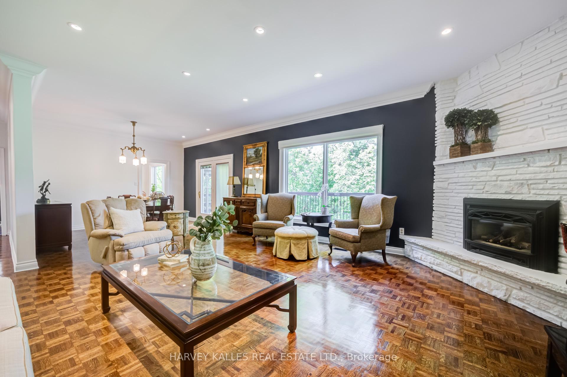 Photo 12 of 19 Ridgegate Crescent, Etobicoke, Stonegate-Queensway — HOMEH