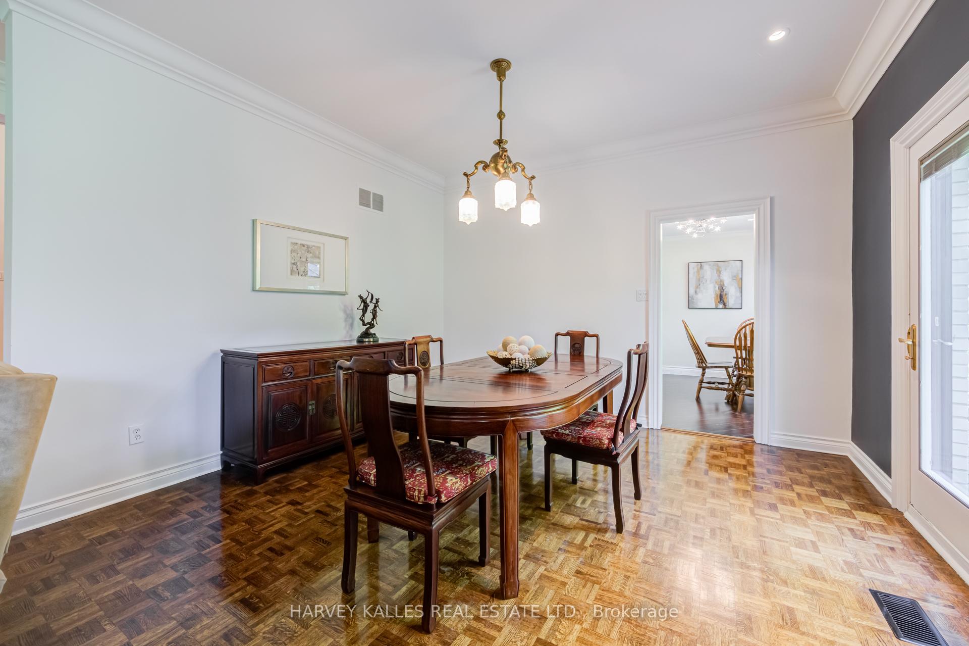 Photo 13 of 19 Ridgegate Crescent, Etobicoke, Stonegate-Queensway — HOMEH