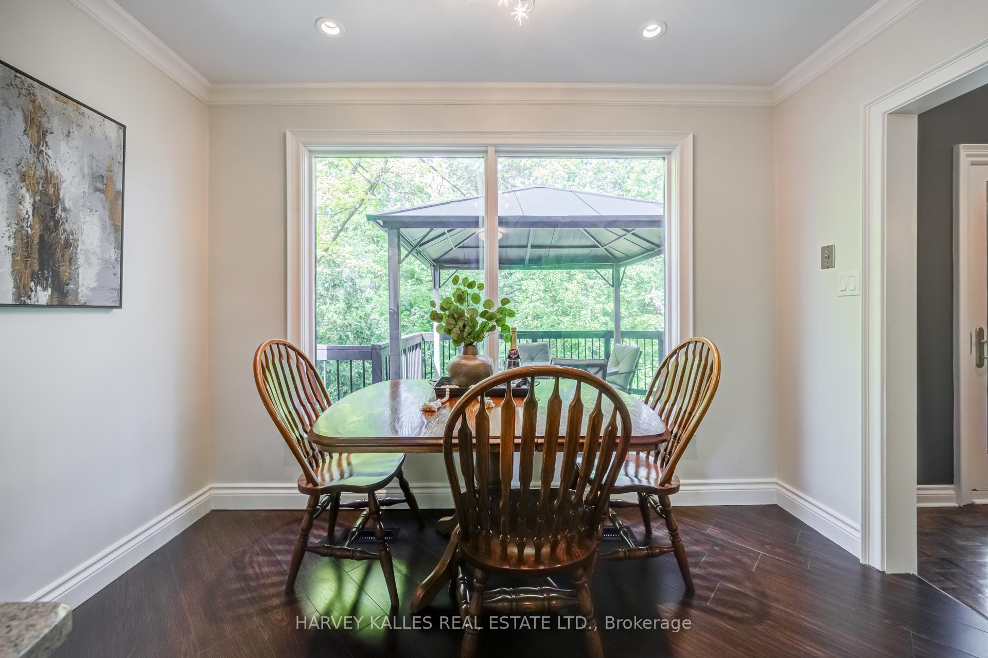 Photo 16 of 19 Ridgegate Crescent, Etobicoke, Stonegate-Queensway — HOMEH