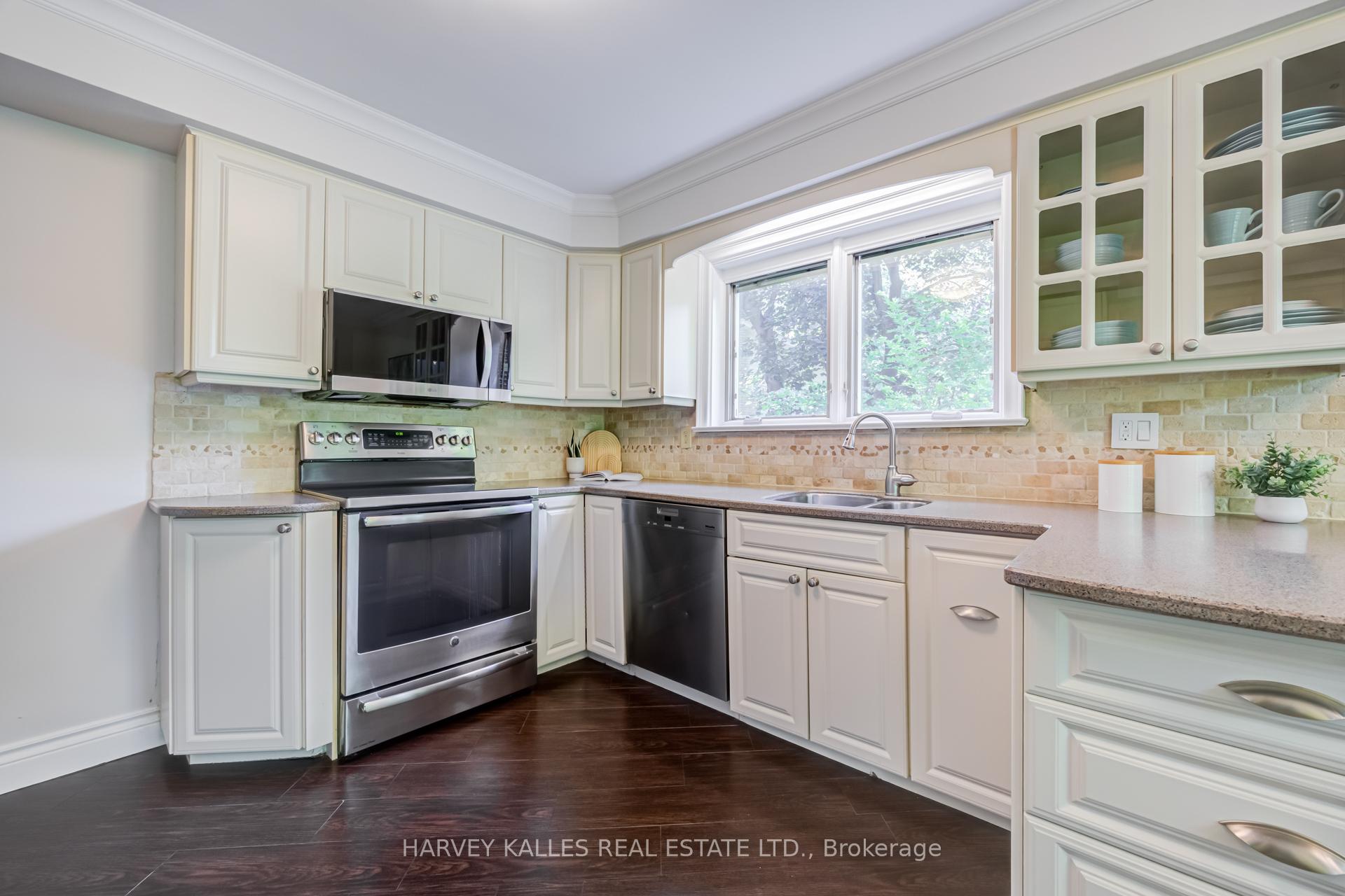 Photo 18 of 19 Ridgegate Crescent, Etobicoke, Stonegate-Queensway — HOMEH