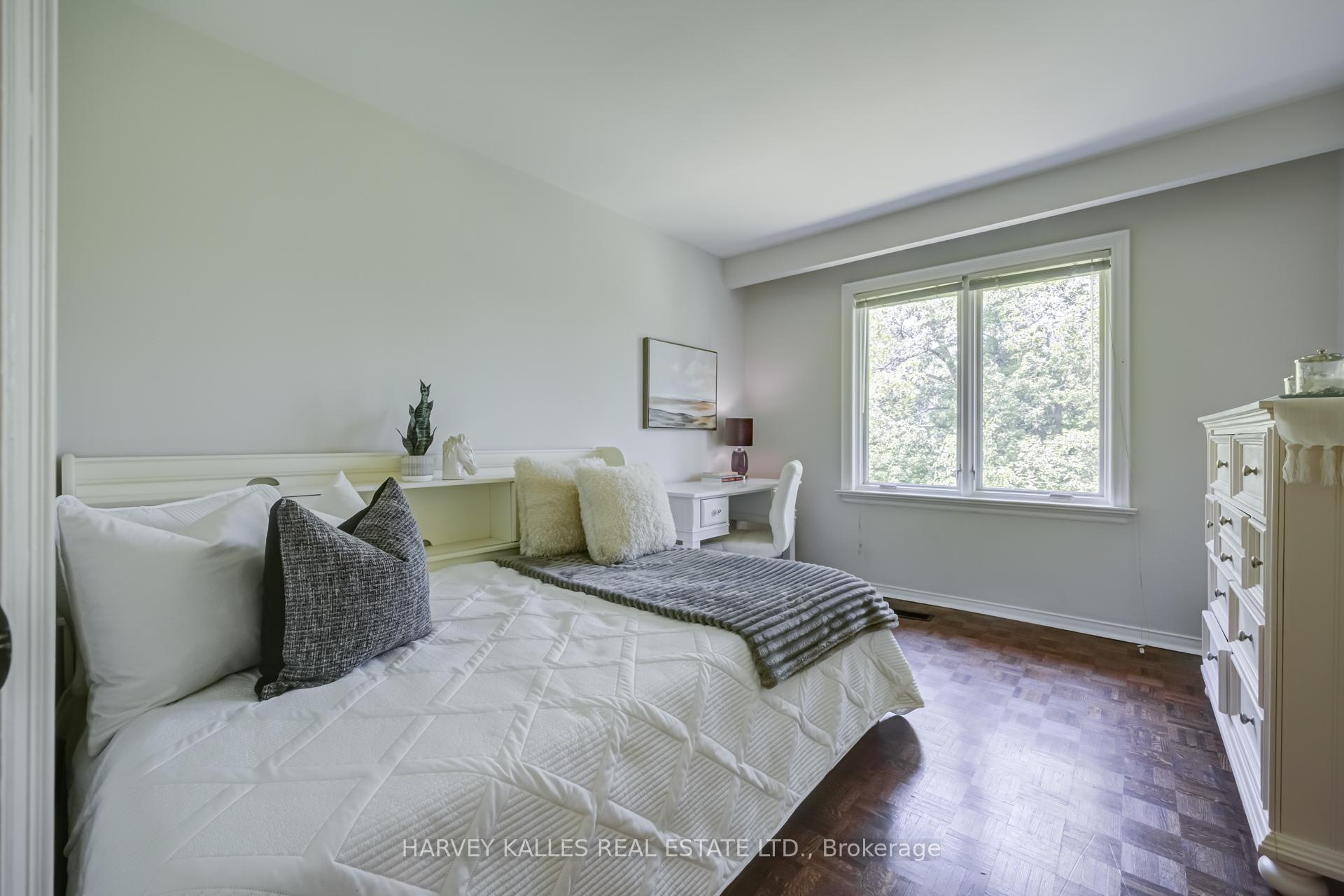 Photo 25 of 19 Ridgegate Crescent, Etobicoke, Stonegate-Queensway — HOMEH