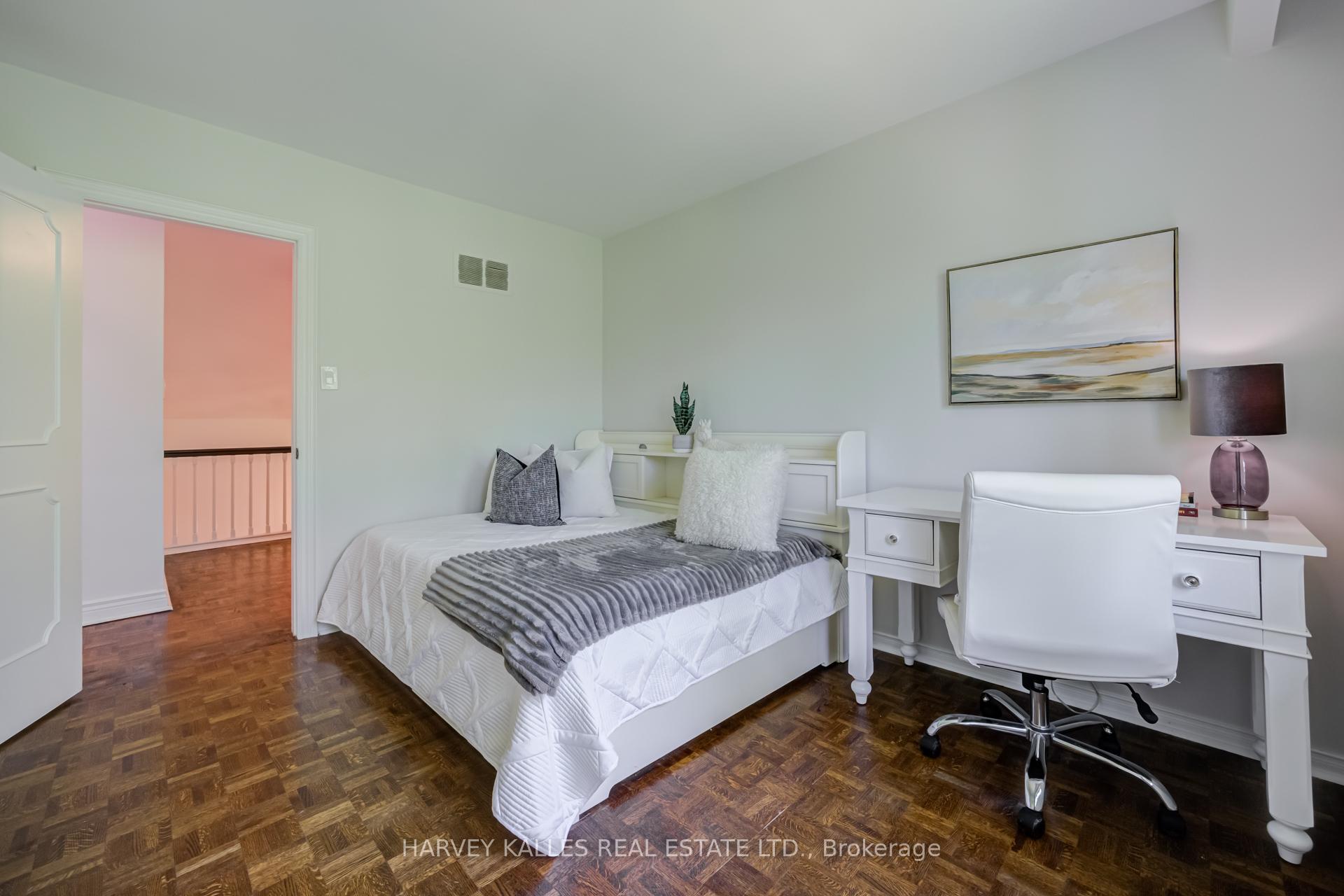 Photo 26 of 19 Ridgegate Crescent, Etobicoke, Stonegate-Queensway — HOMEH