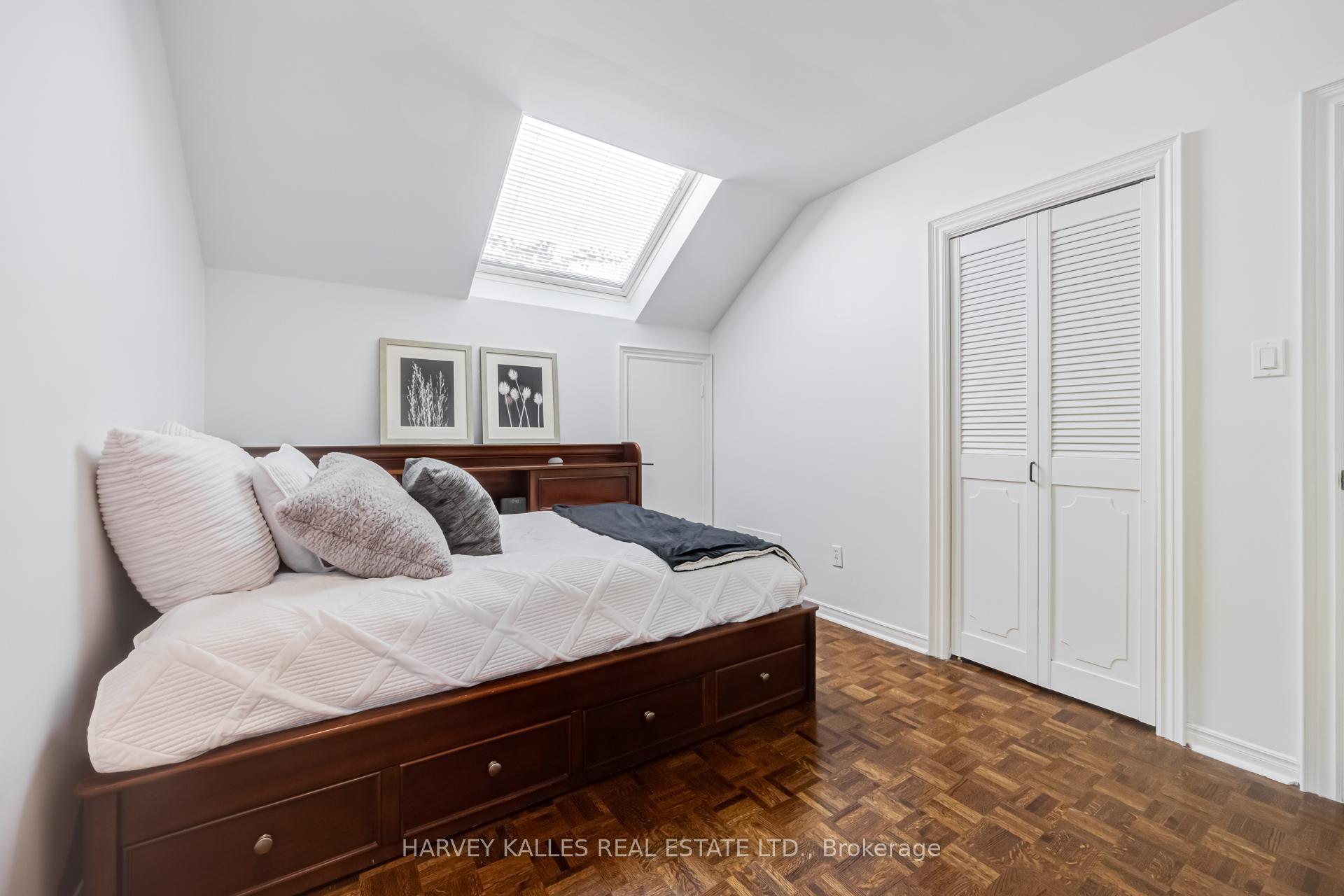 Photo 28 of 19 Ridgegate Crescent, Etobicoke, Stonegate-Queensway — HOMEH