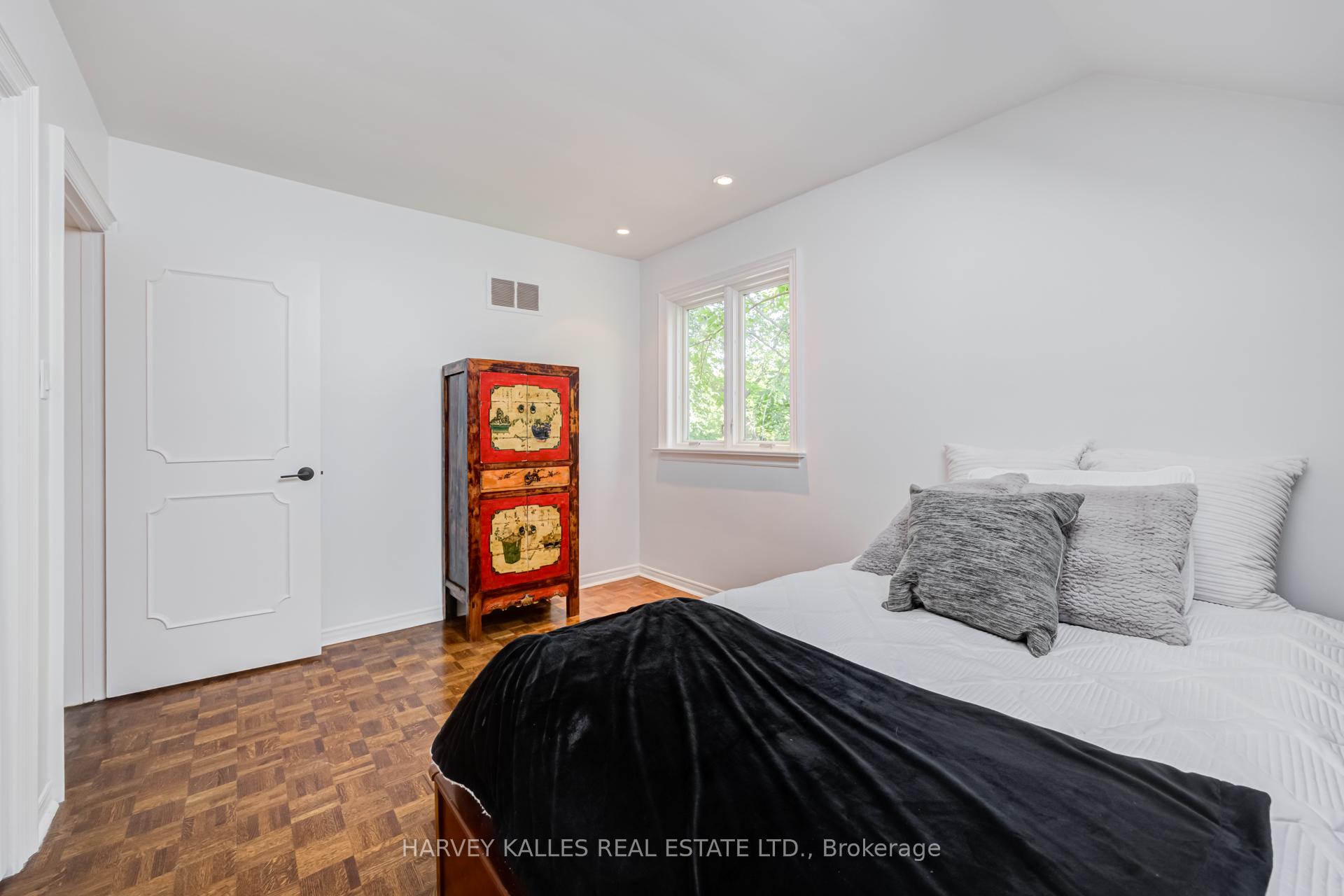 Photo 29 of 19 Ridgegate Crescent, Etobicoke, Stonegate-Queensway — HOMEH