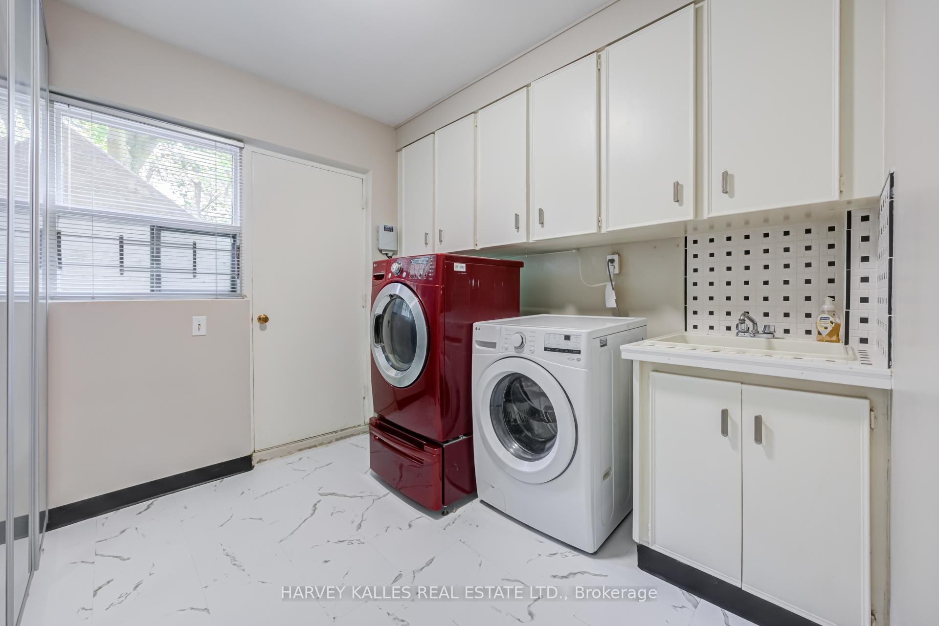 Photo 32 of 19 Ridgegate Crescent, Etobicoke, Stonegate-Queensway — HOMEH