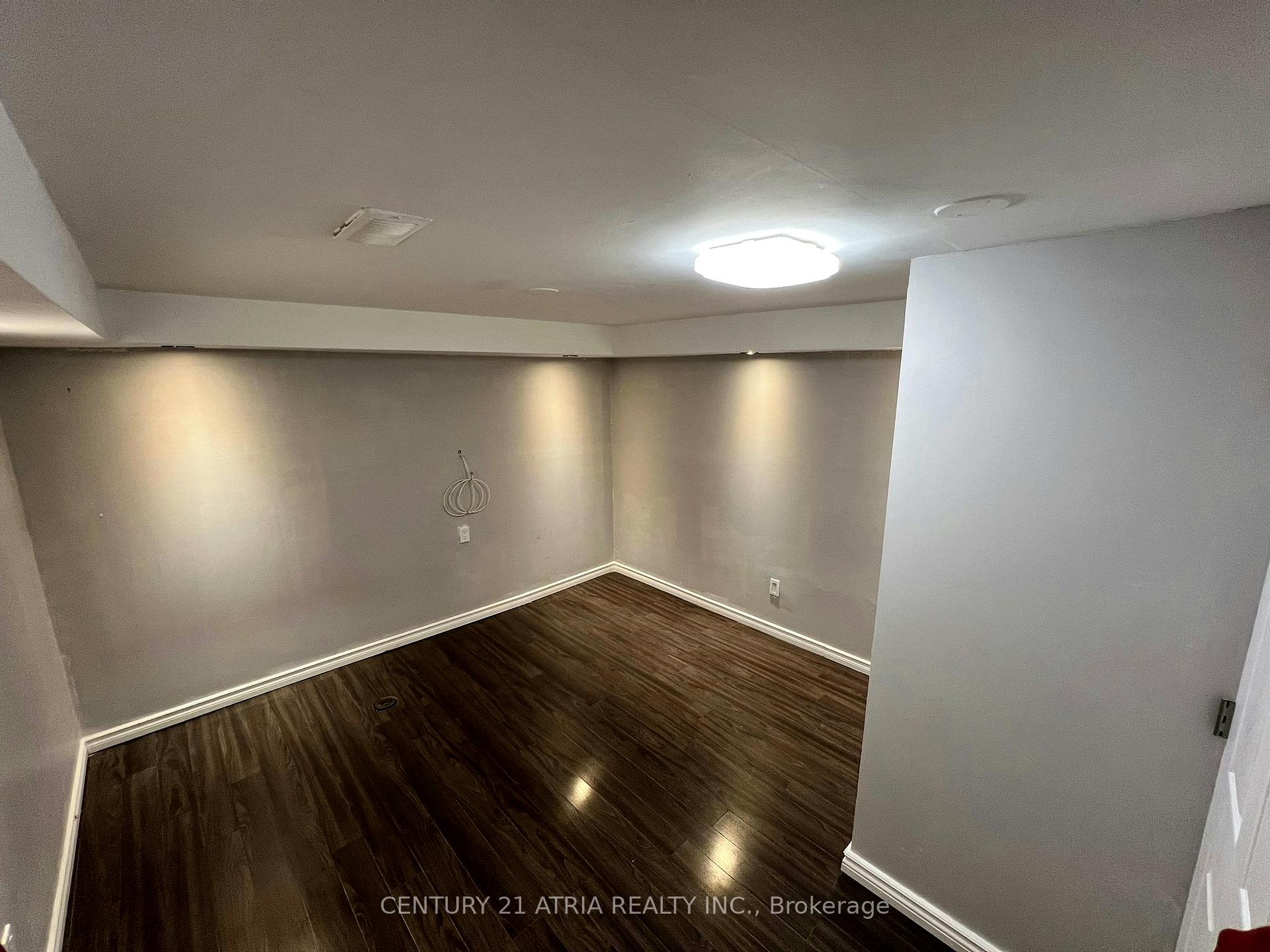 Photo 4 of Unit Lower, 39 Frankton Crescent, North York, York University Heights — HOMEH
