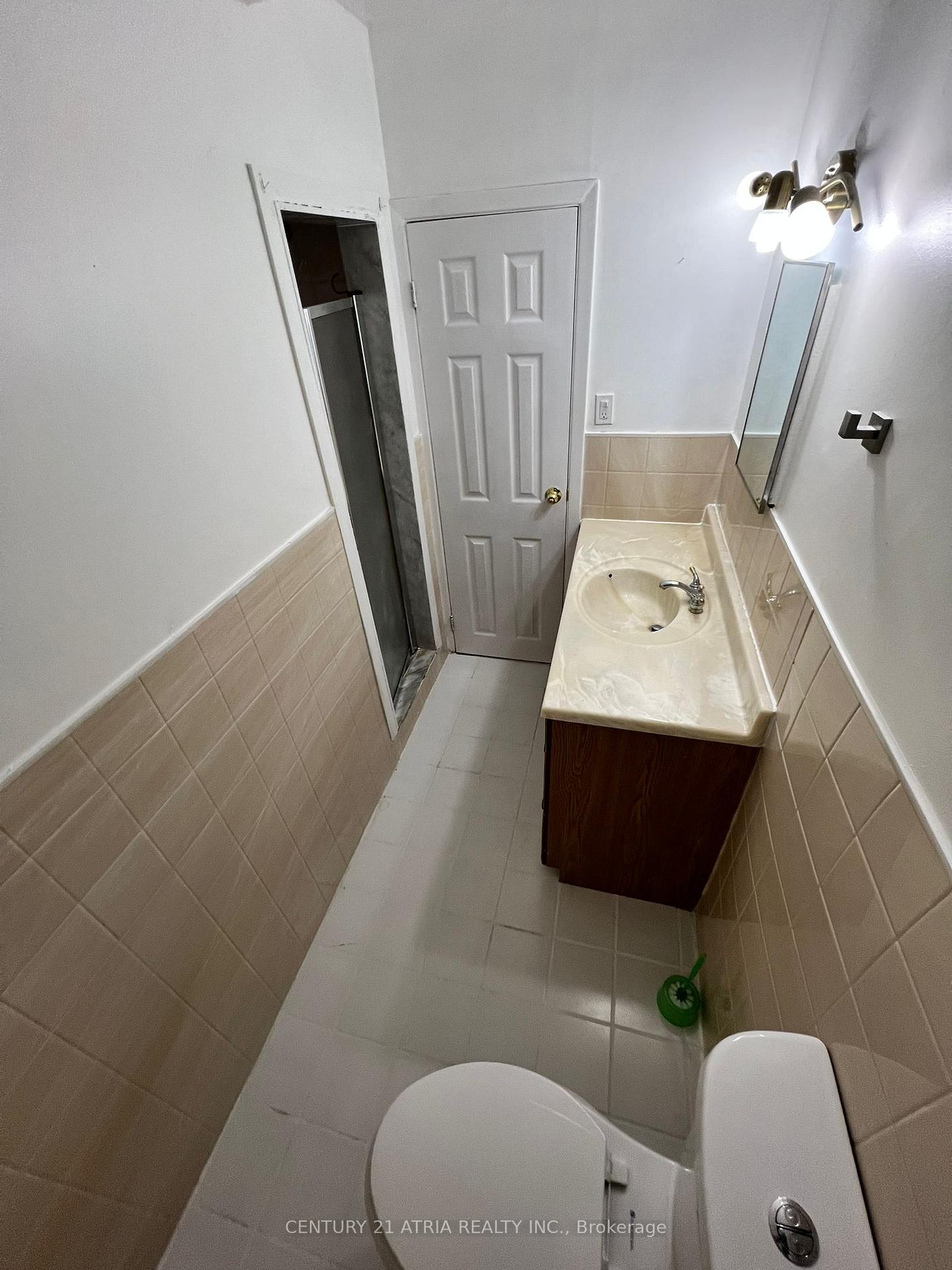 Photo 8 of Unit Lower, 39 Frankton Crescent, North York, York University Heights — HOMEH