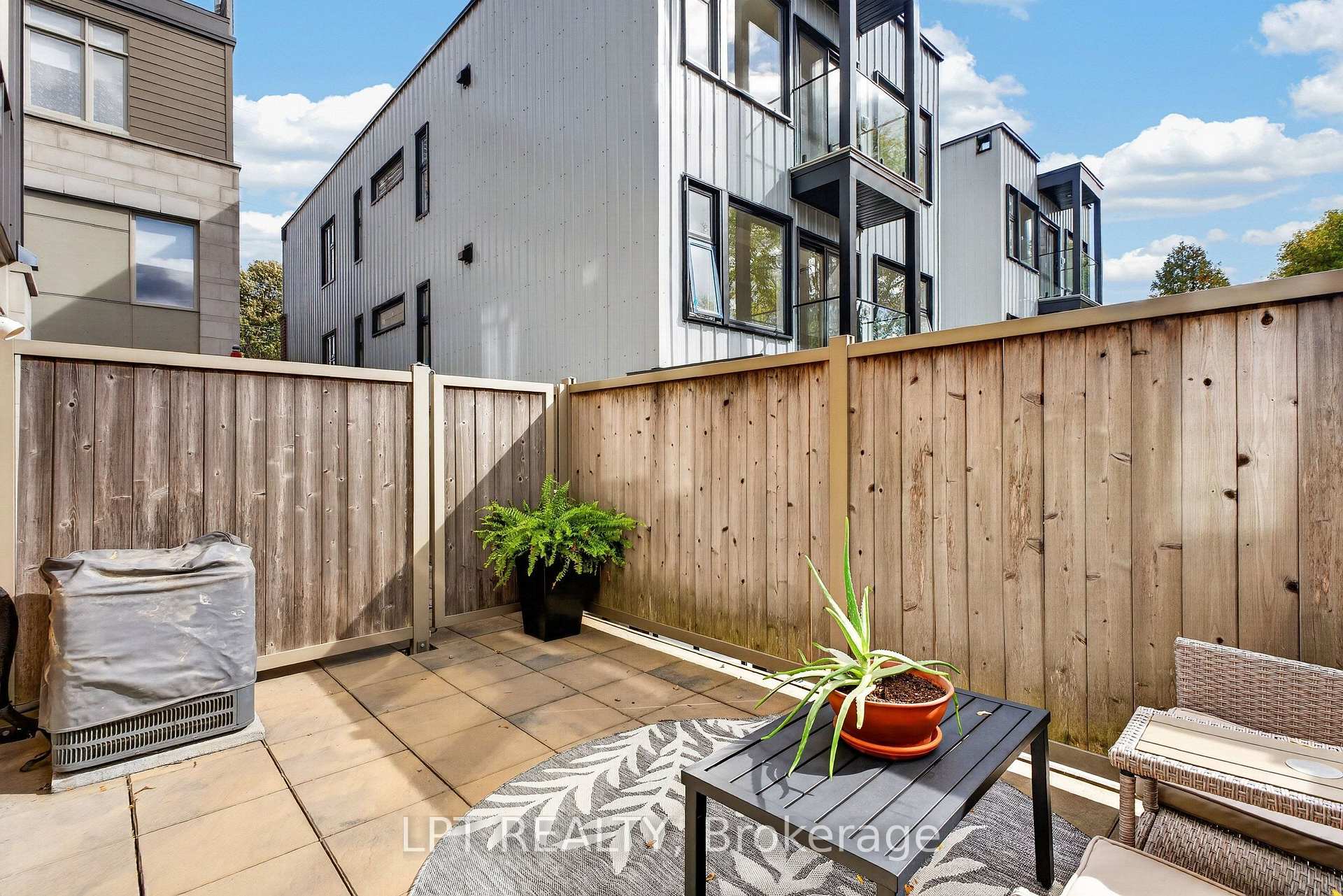 Photo 16 of 348 Ravenhill Avenue E, Ottawa, McKellar/Highland — HOMEH