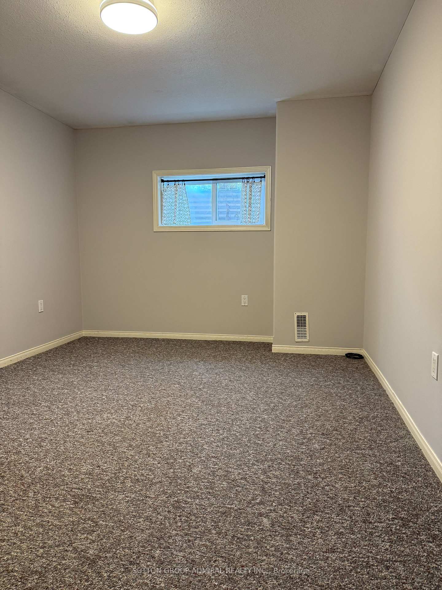 Photo 11 of 132 Brown Wood Drive, Barrie, Little Lake — HOMEH