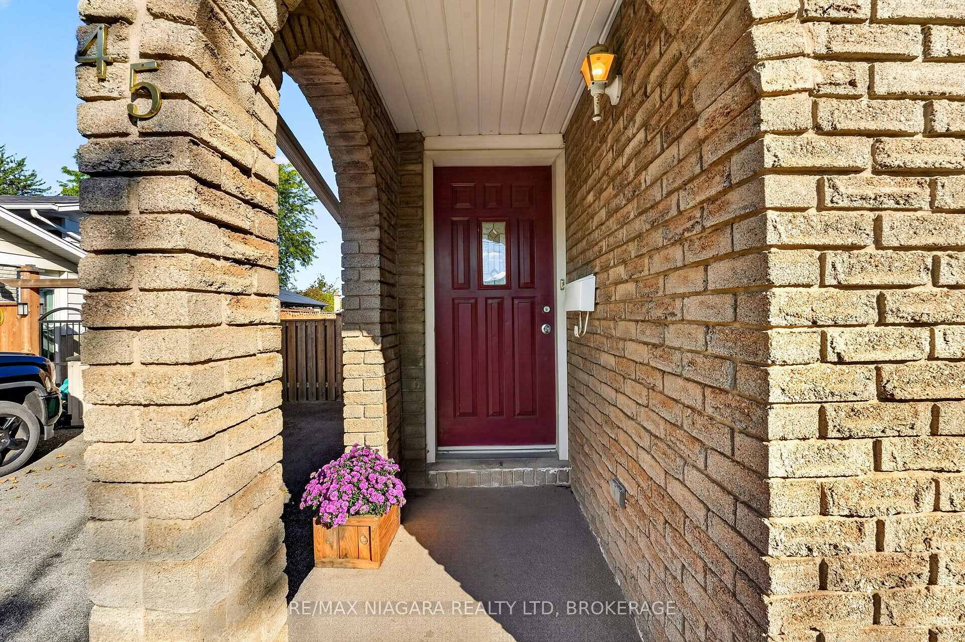 Photo 3 of 45 Green Maple Drive, St. Catharines, Secord Woods — HOMEH