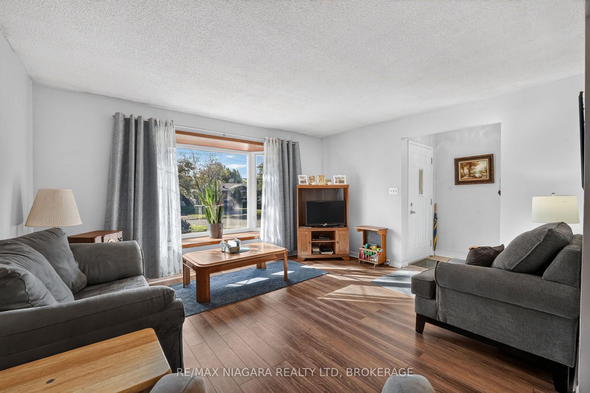 Photo 5 of 45 Green Maple Drive, St. Catharines, Secord Woods — HOMEH