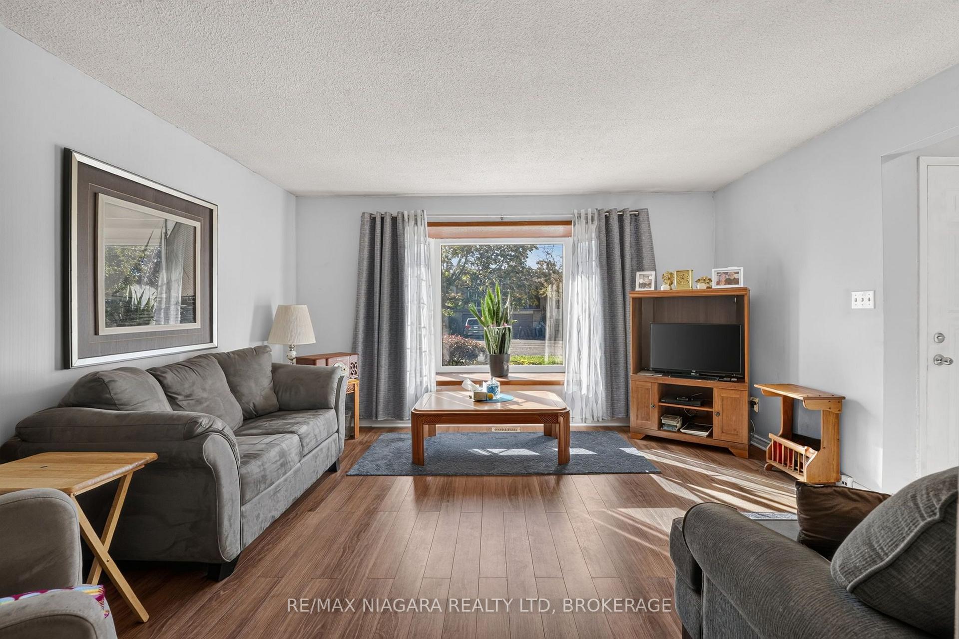 Photo 6 of 45 Green Maple Drive, St. Catharines, Secord Woods — HOMEH