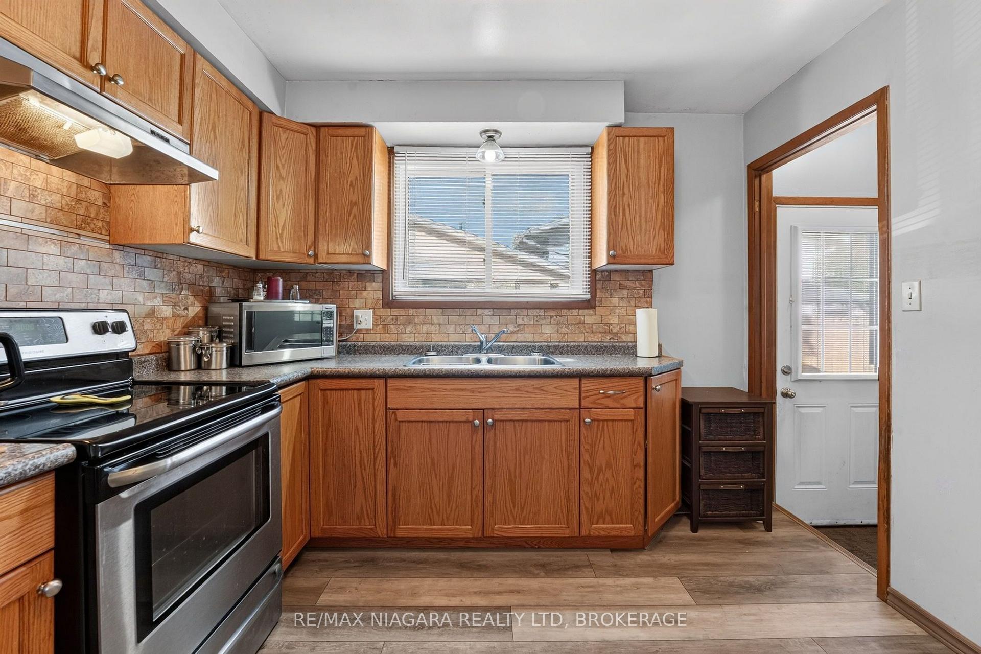 Photo 7 of 45 Green Maple Drive, St. Catharines, Secord Woods — HOMEH
